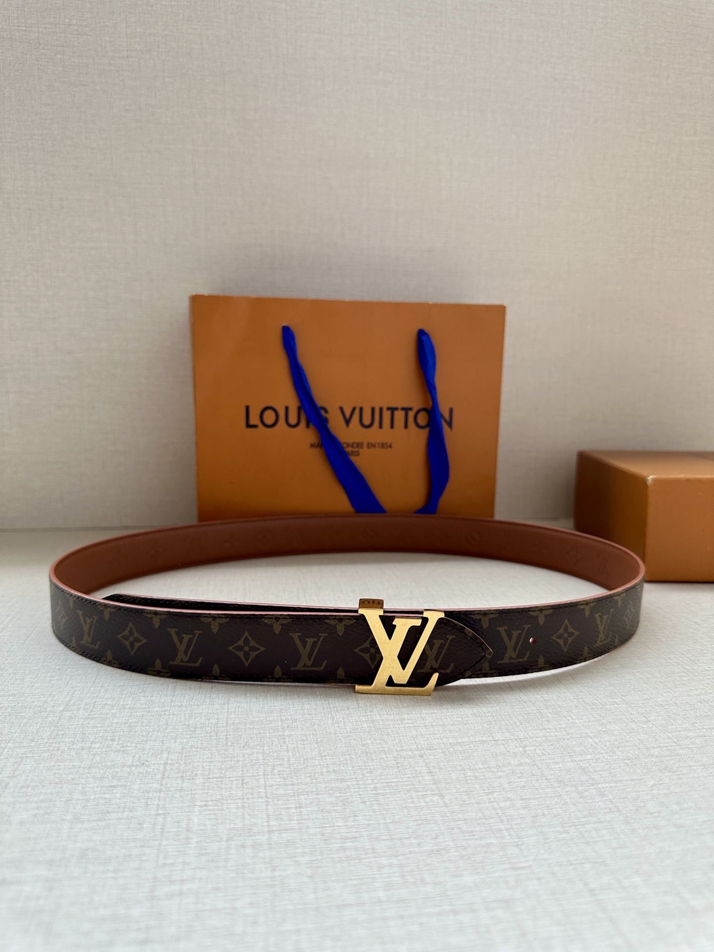  3.0宽 LV Flowergram 双面腰带选用 Monogram 帆布和 Monogram 压纹皮