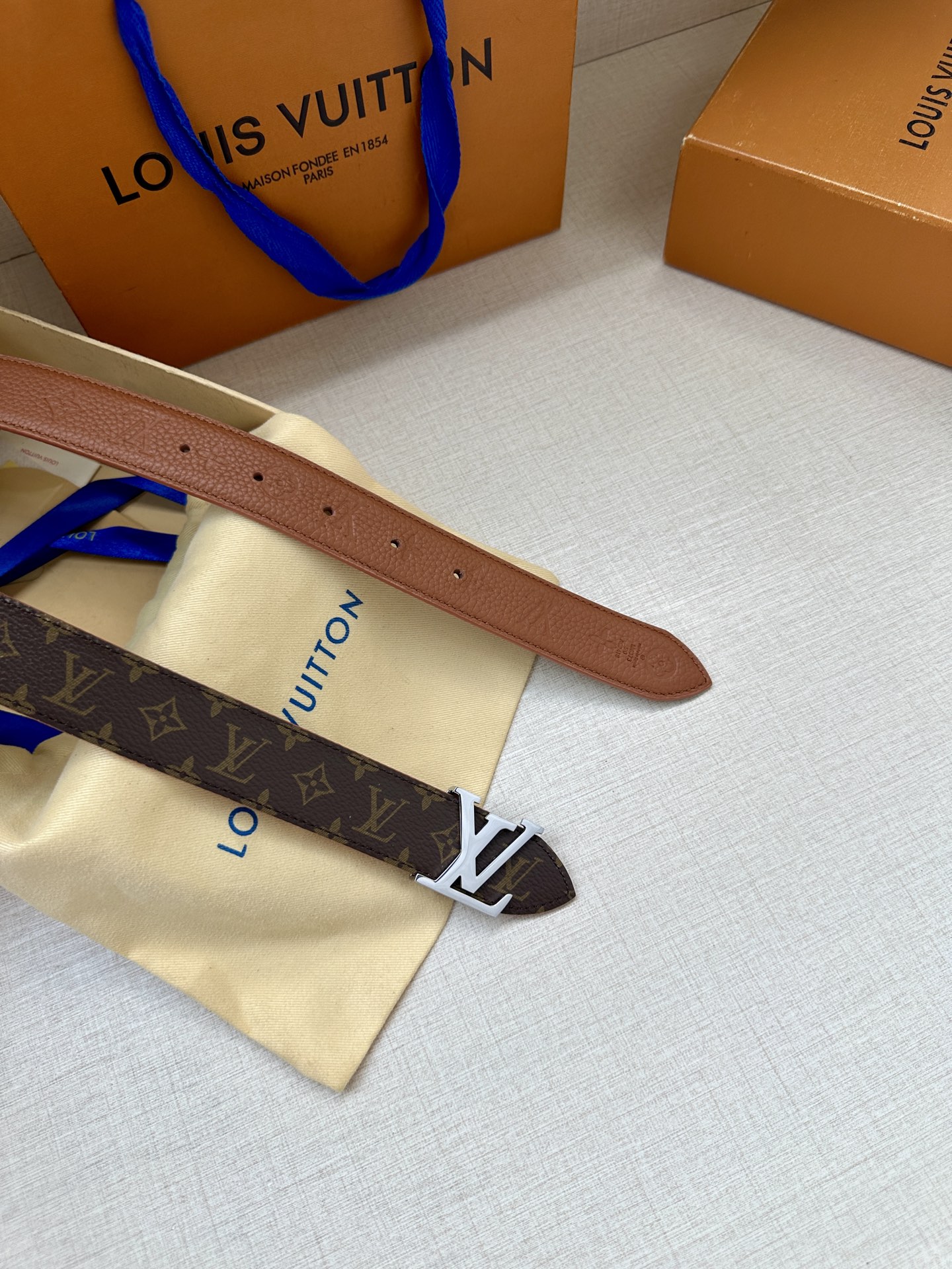  3.0宽 LV Flowergram 双面腰带选用 Monogram 帆布和 Monogram 压纹皮