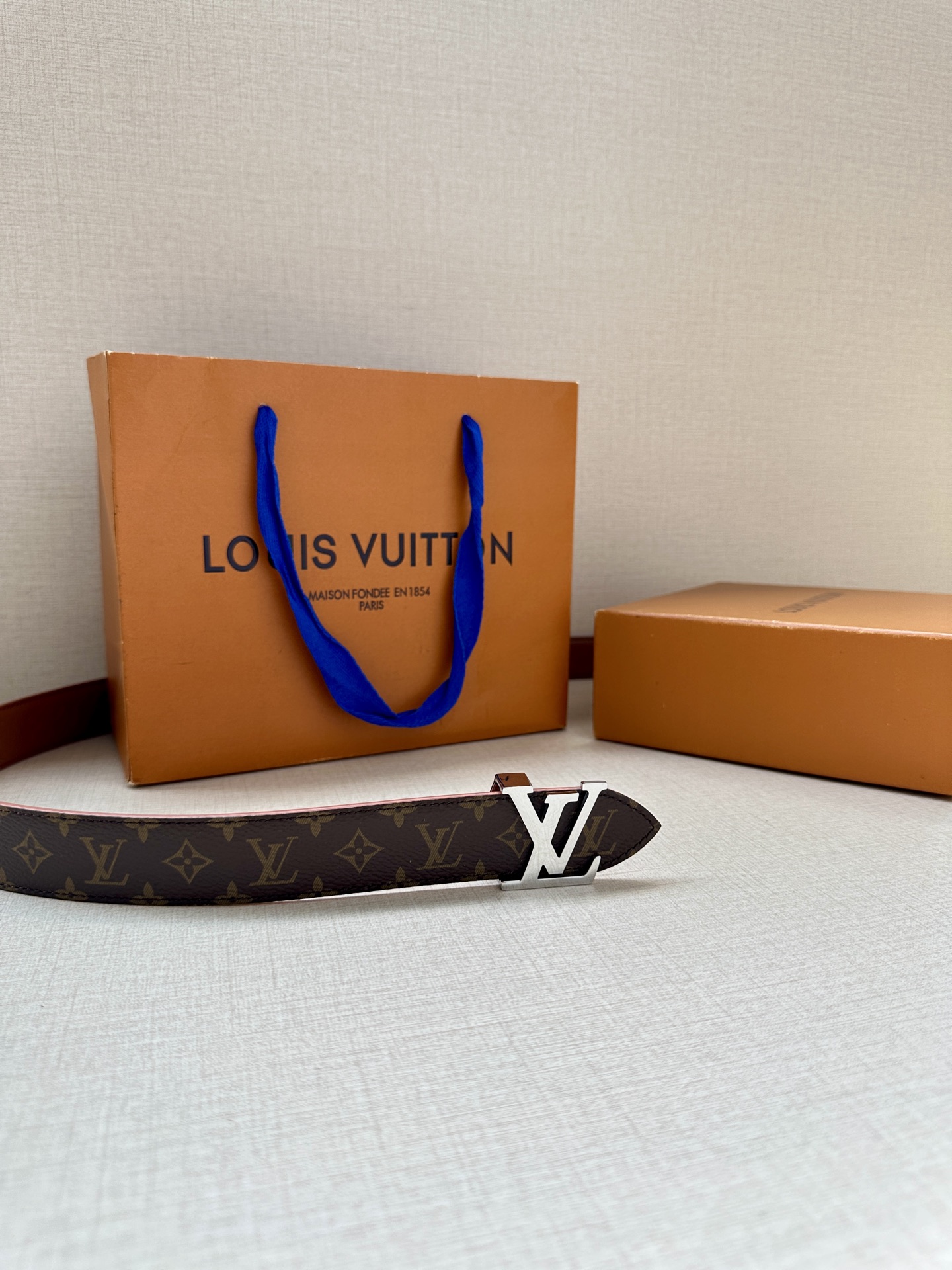  3.0宽 LV Flowergram 双面腰带选用 Monogram 帆布和 Monogram 压纹皮