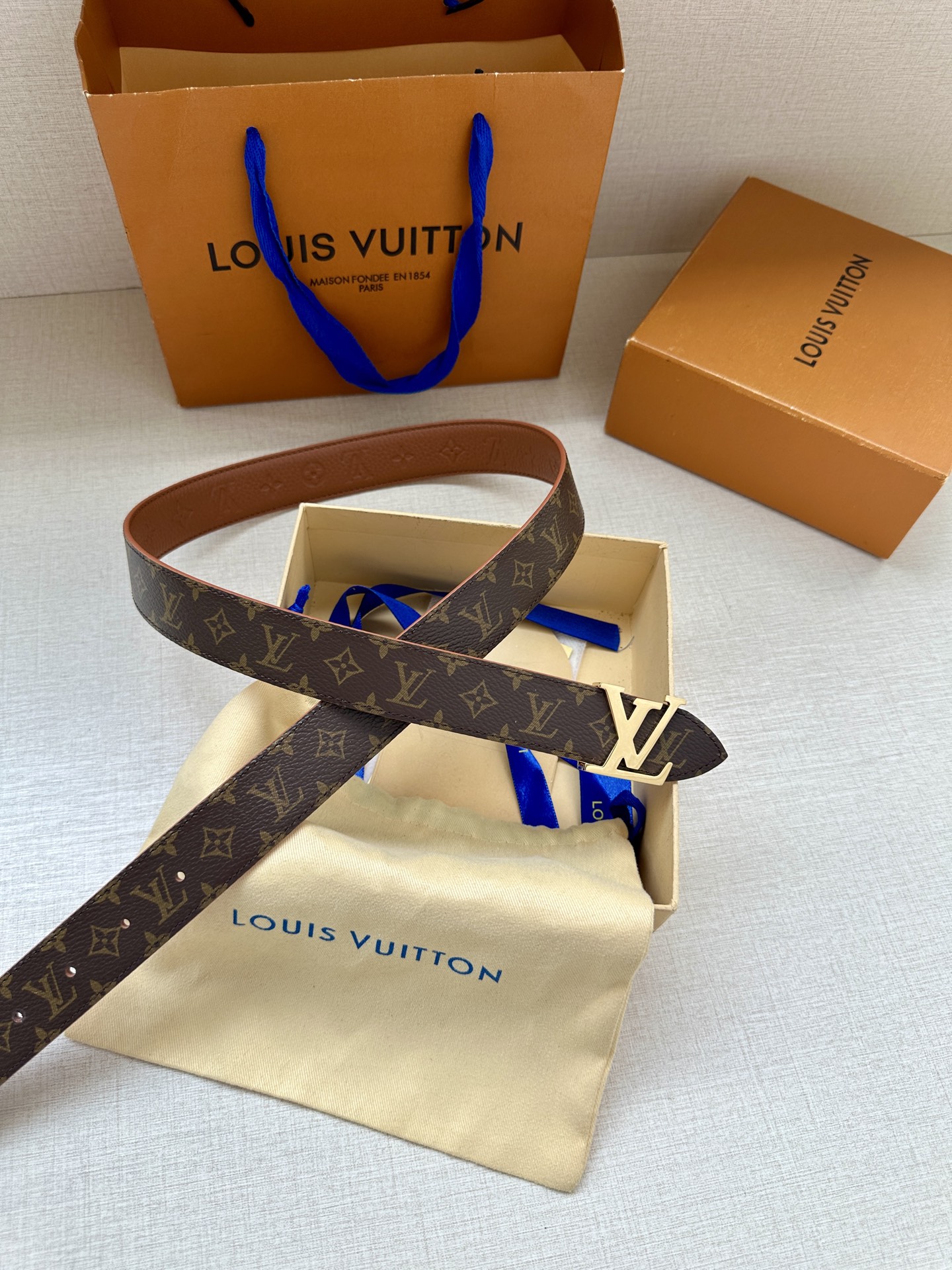  3.0宽 LV Flowergram 双面腰带选用 Monogram 帆布和 Monogram 压纹皮