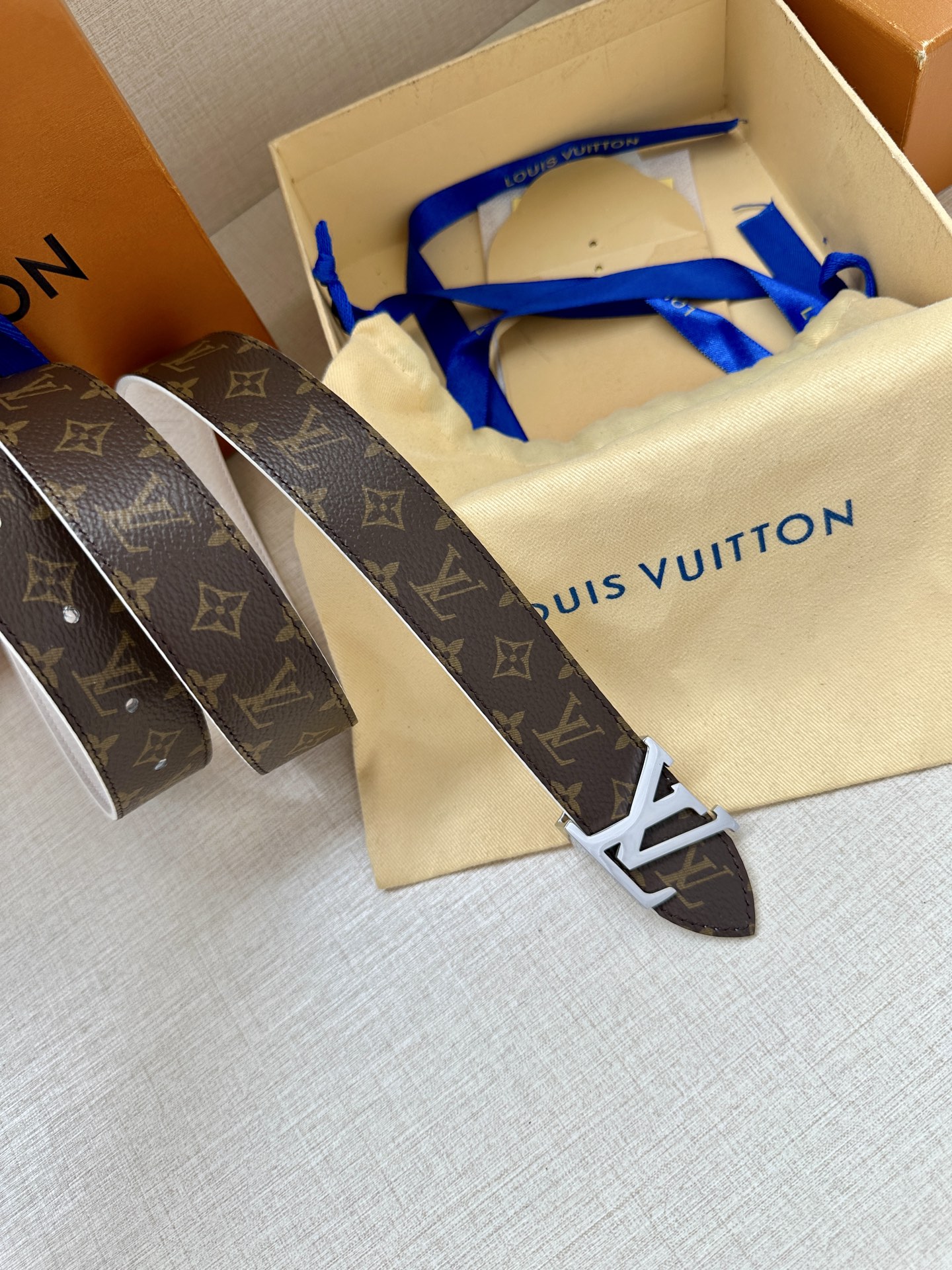  3.0宽 LV Flowergram 双面腰带选用 Monogram 帆布和 Monogram 压纹皮
