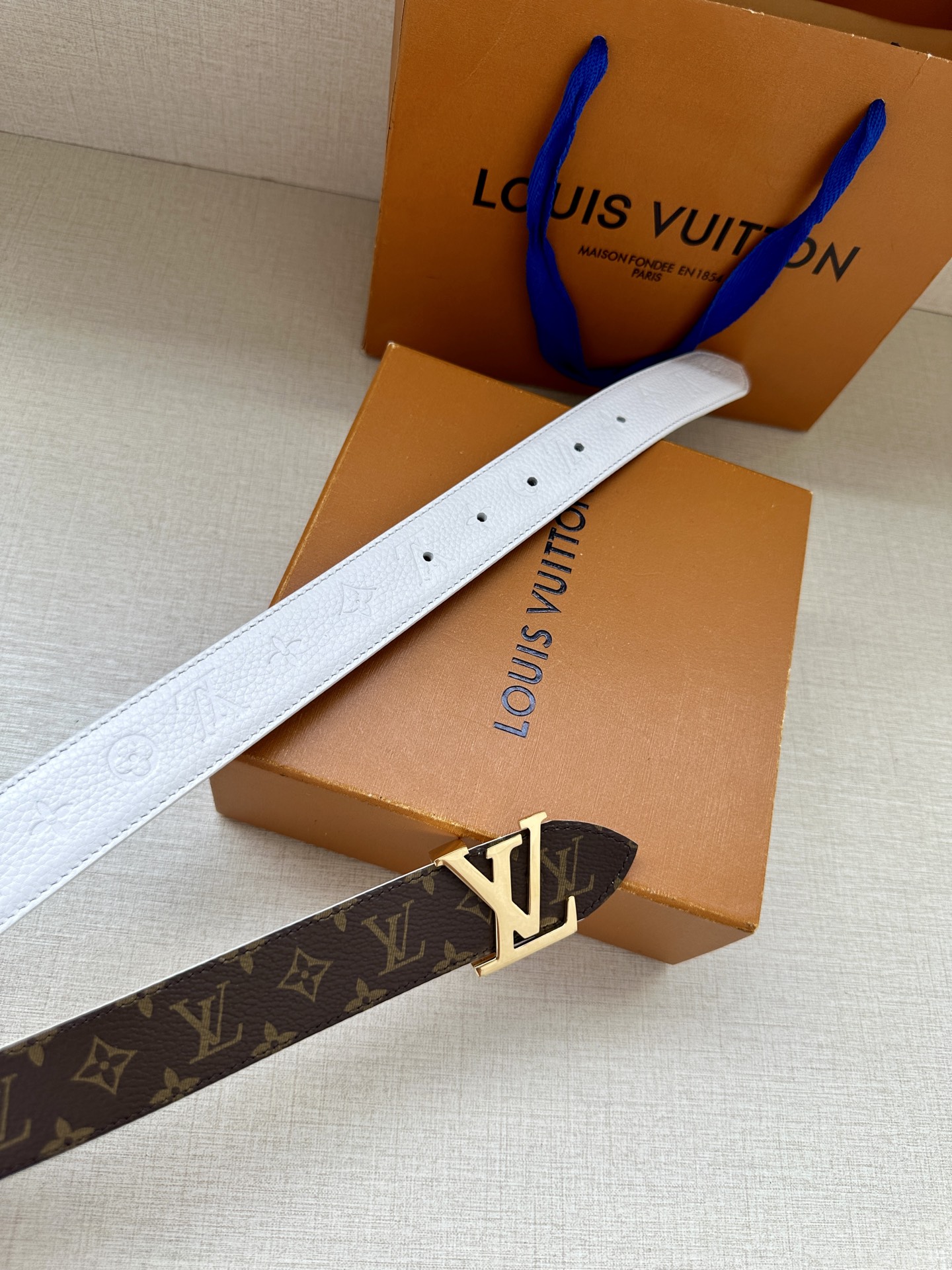  3.0宽 LV Flowergram 双面腰带选用 Monogram 帆布和 Monogram 压纹皮