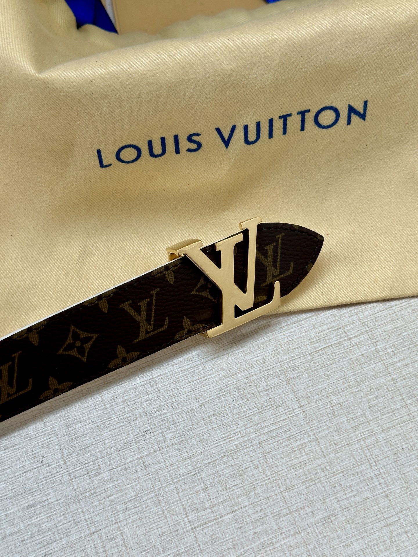  3.0宽 LV Flowergram 双面腰带选用 Monogram 帆布和 Monogram 压纹皮