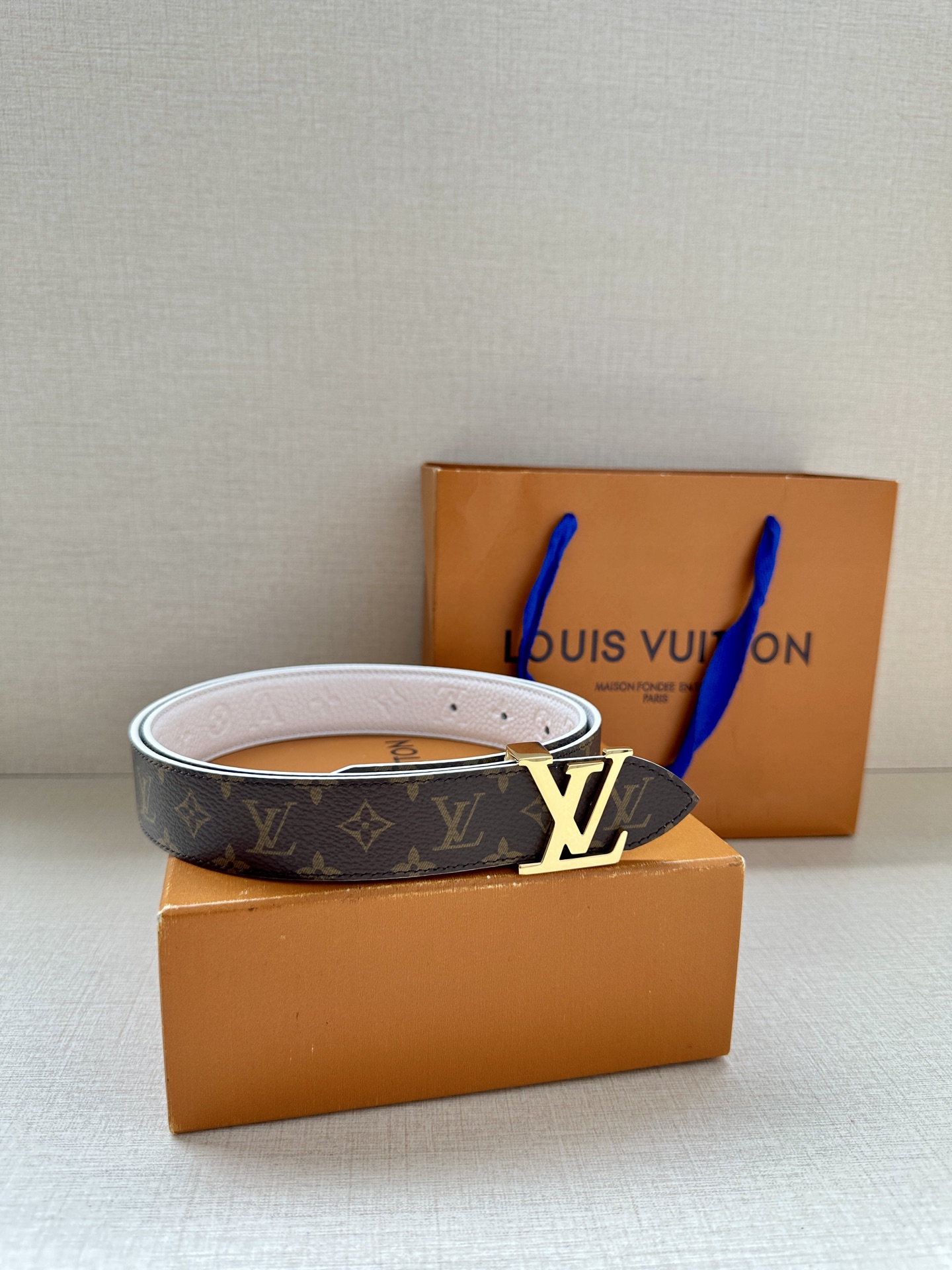  3.0宽 LV Flowergram 双面腰带选用 Monogram 帆布和 Monogram 压纹皮
