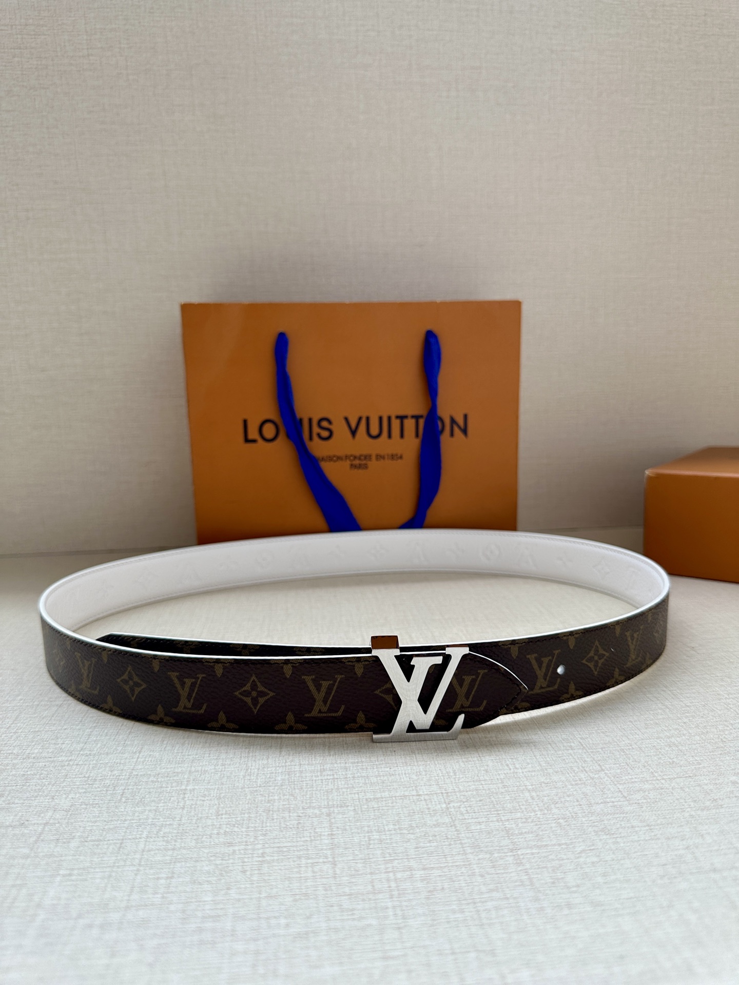  3.0宽 LV Flowergram 双面腰带选用 Monogram 帆布和 Monogram 压纹皮
