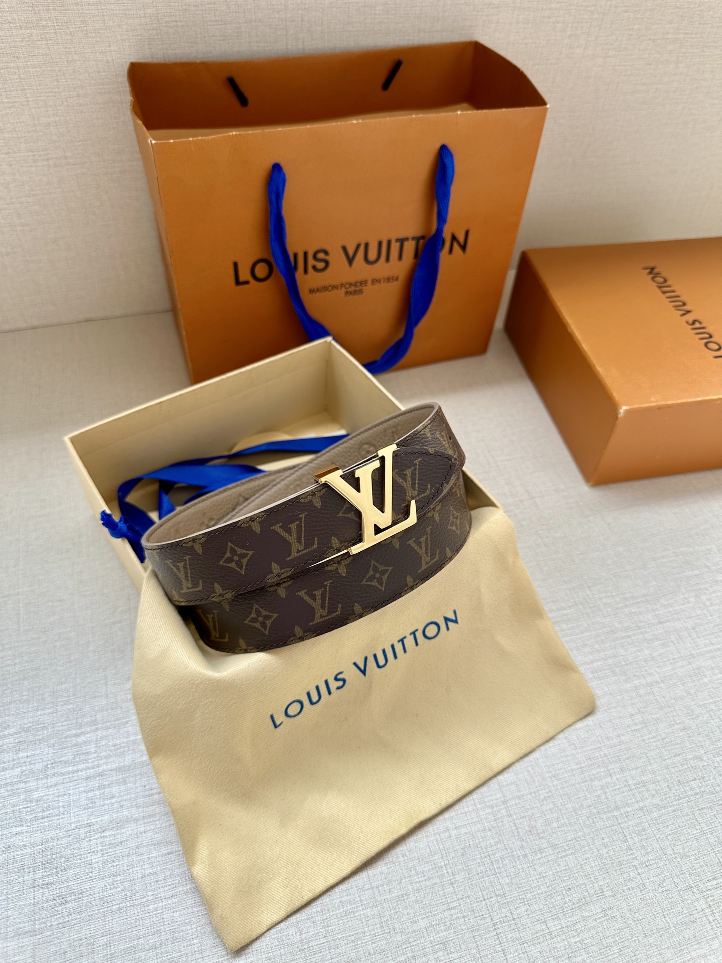  3.0宽 LV Flowergram 双面腰带选用 Monogram 帆布和 Monogram 压纹皮