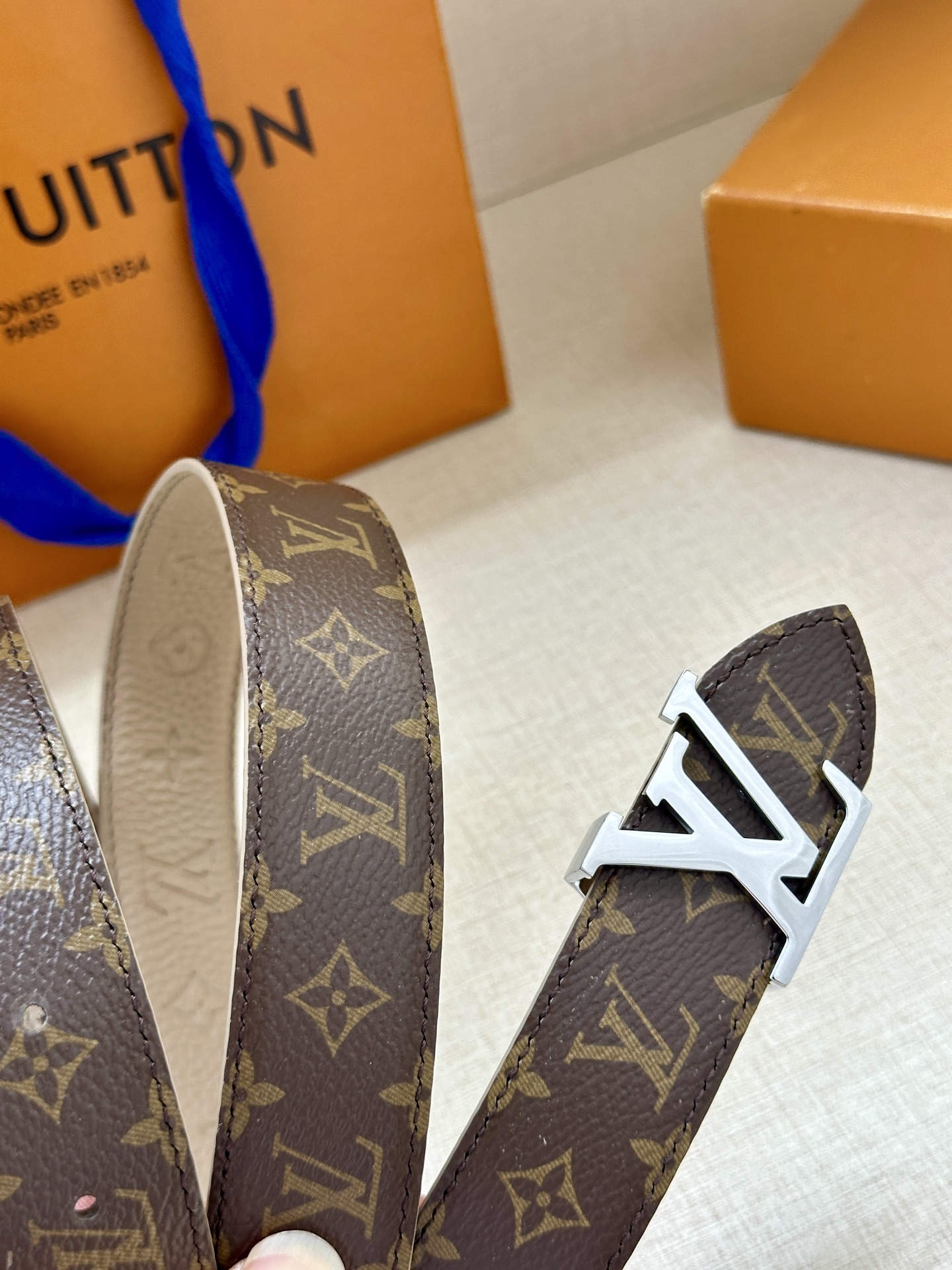  3.0宽 LV Flowergram 双面腰带选用 Monogram 帆布和 Monogram 压纹皮