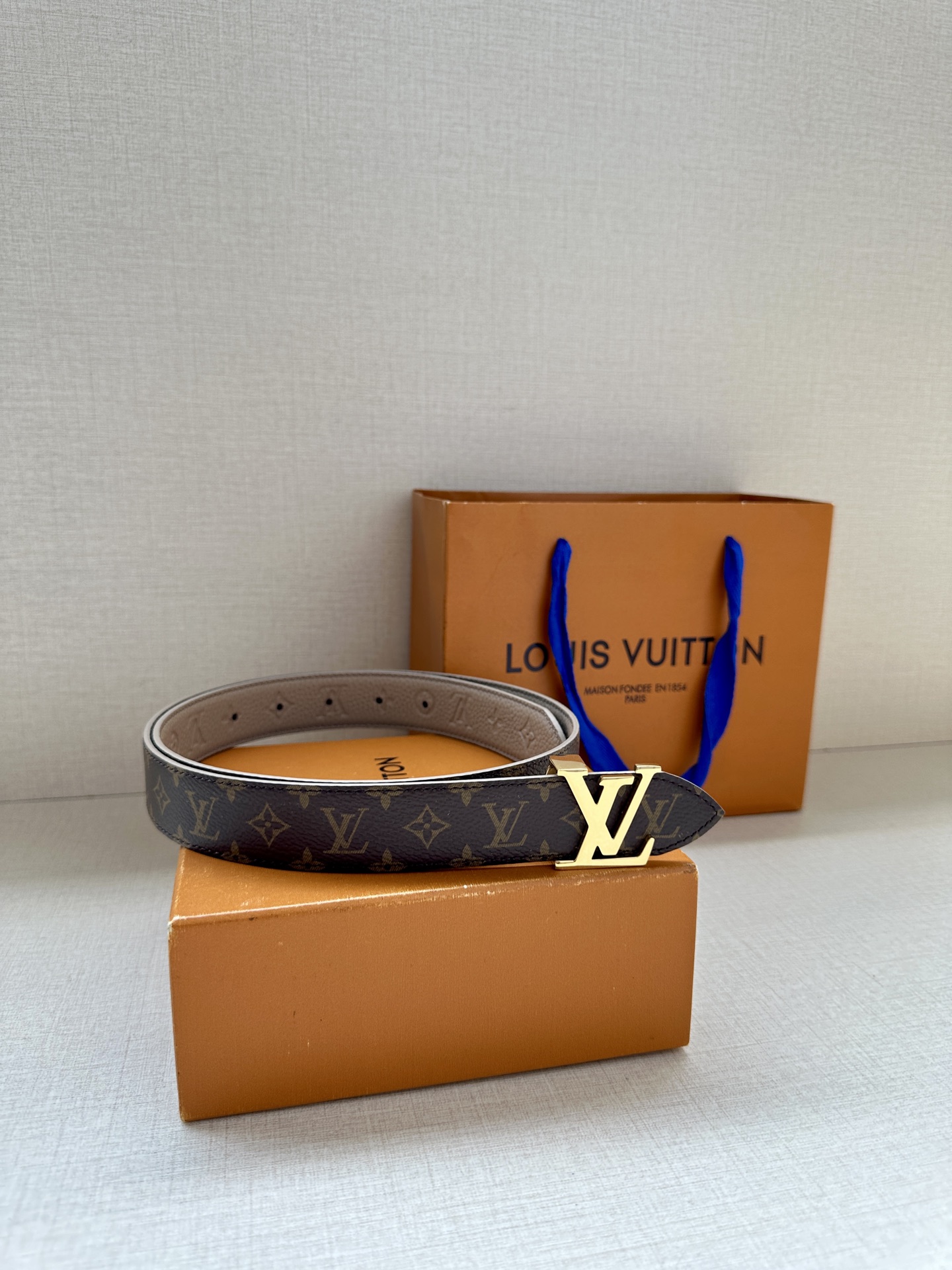  3.0宽 LV Flowergram 双面腰带选用 Monogram 帆布和 Monogram 压纹皮