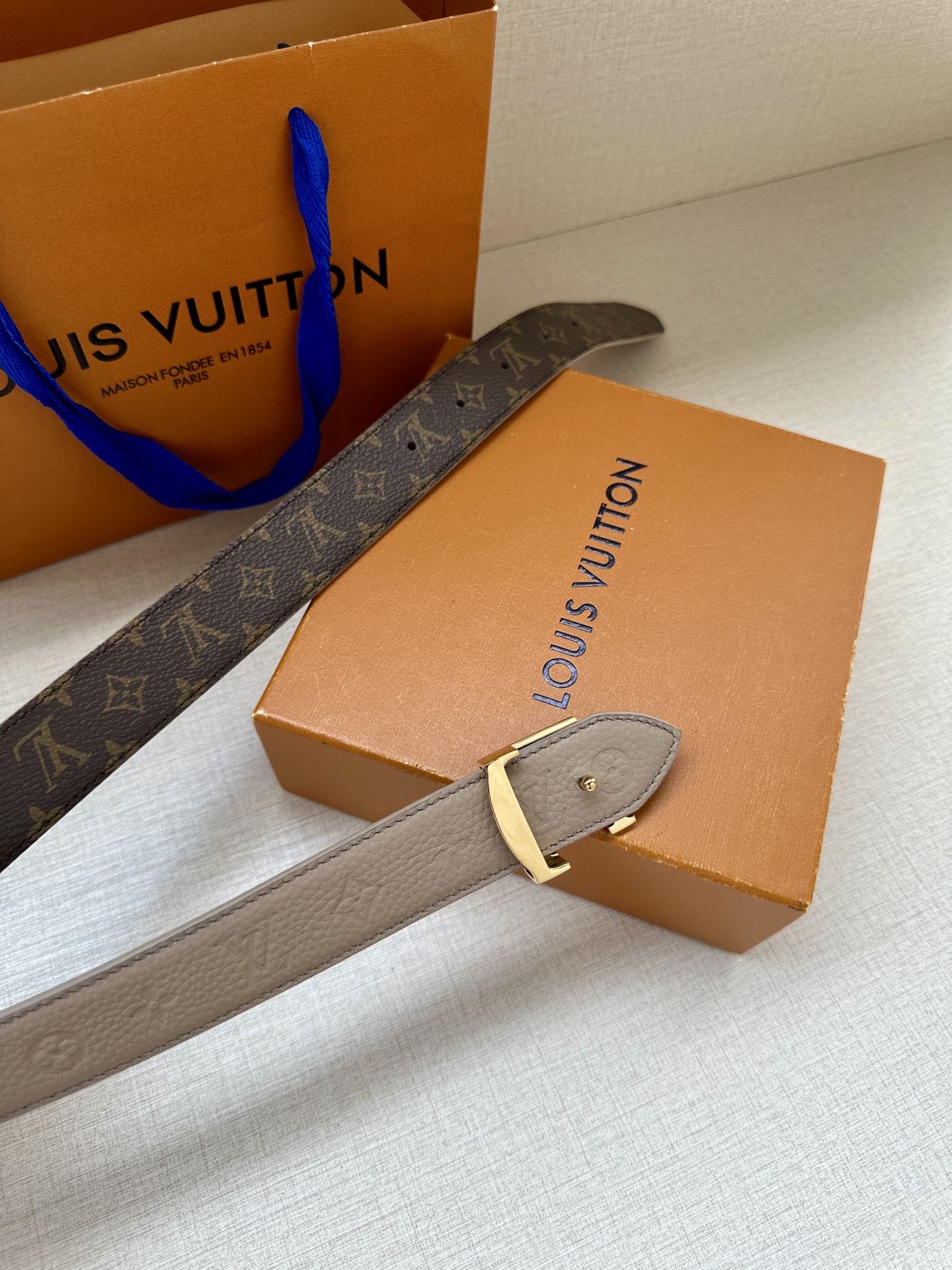  3.0宽 LV Flowergram 双面腰带选用 Monogram 帆布和 Monogram 压纹皮