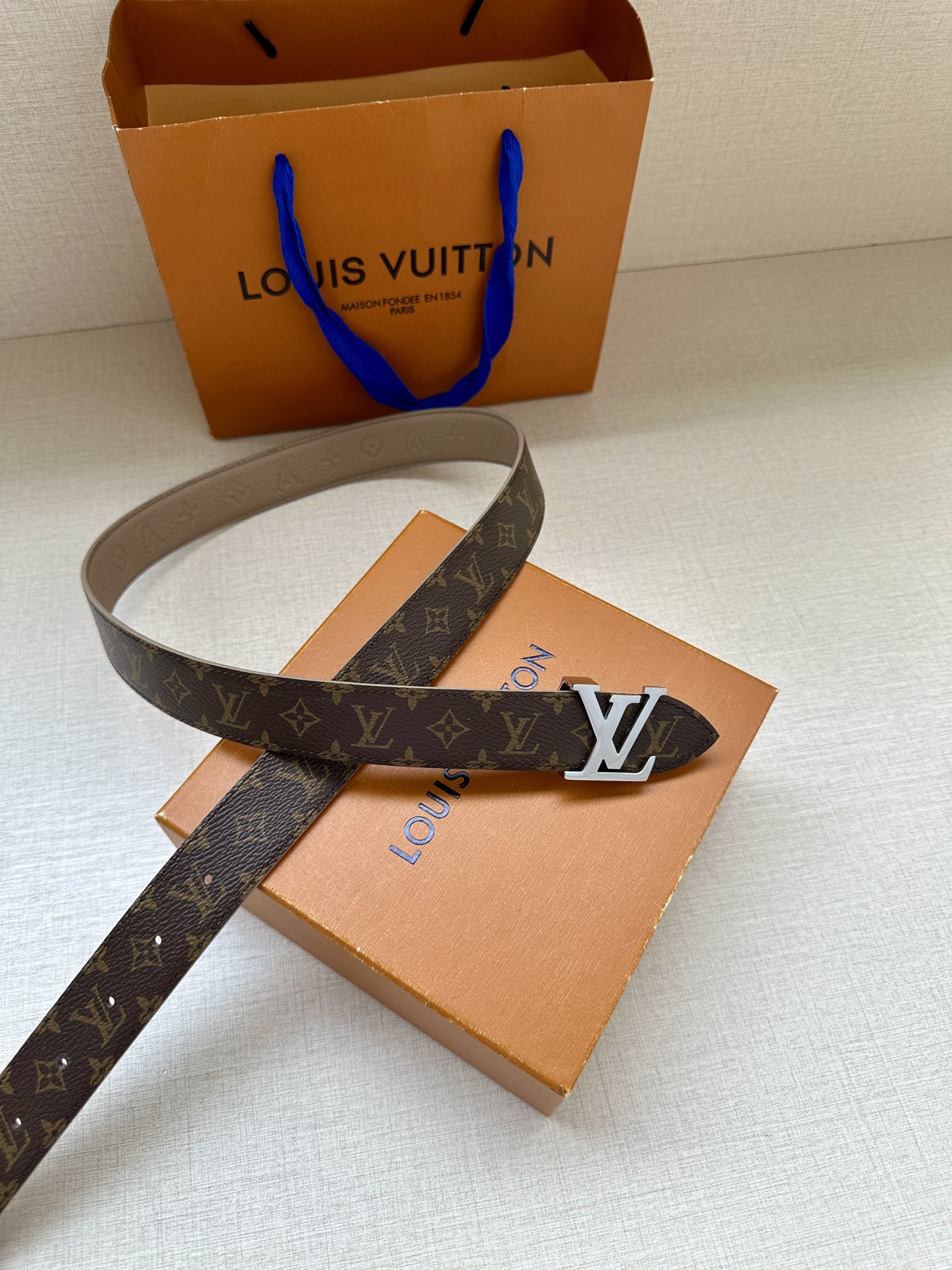  3.0宽 LV Flowergram 双面腰带选用 Monogram 帆布和 Monogram 压纹皮