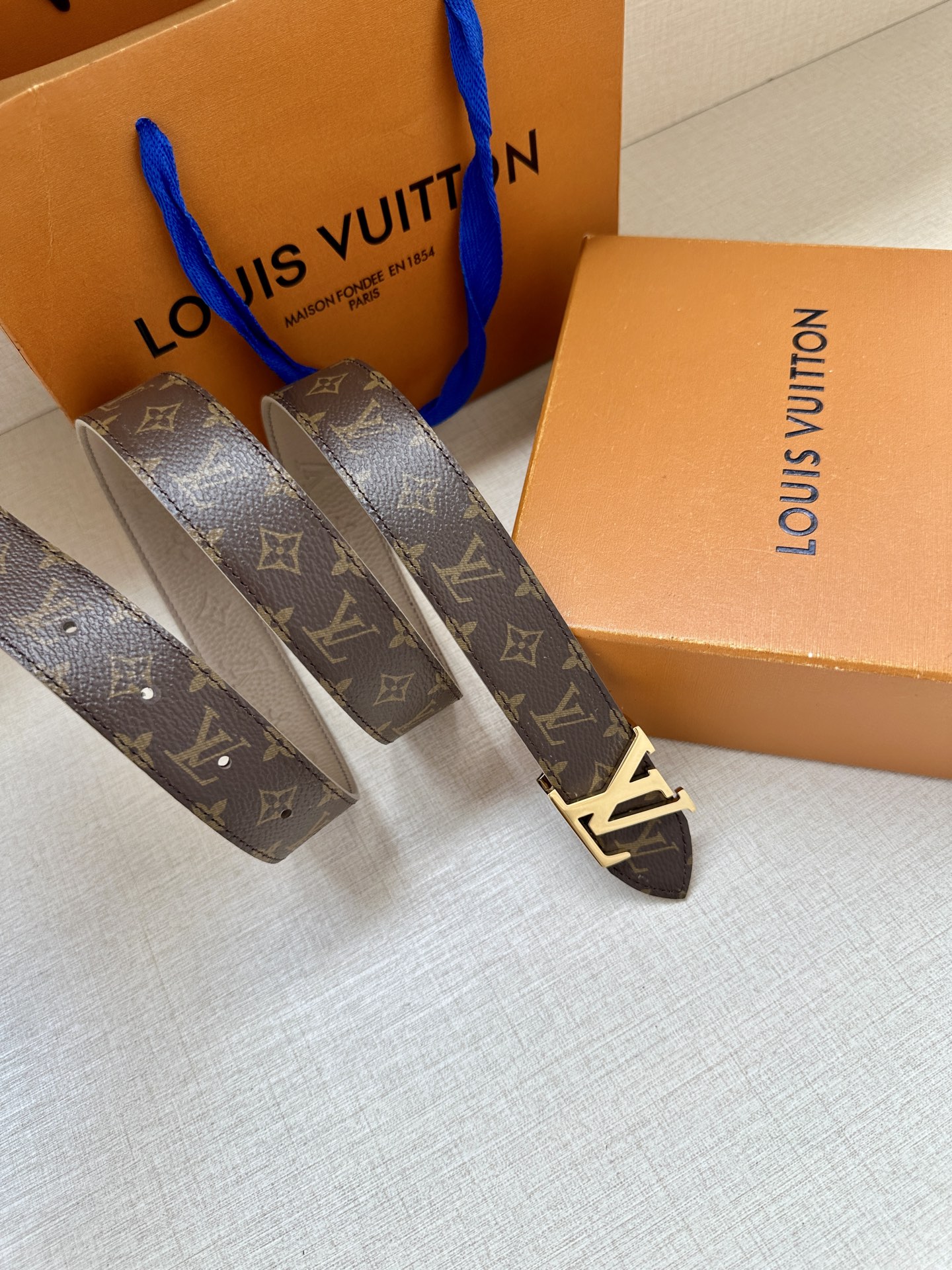  3.0宽 LV Flowergram 双面腰带选用 Monogram 帆布和 Monogram 压纹皮