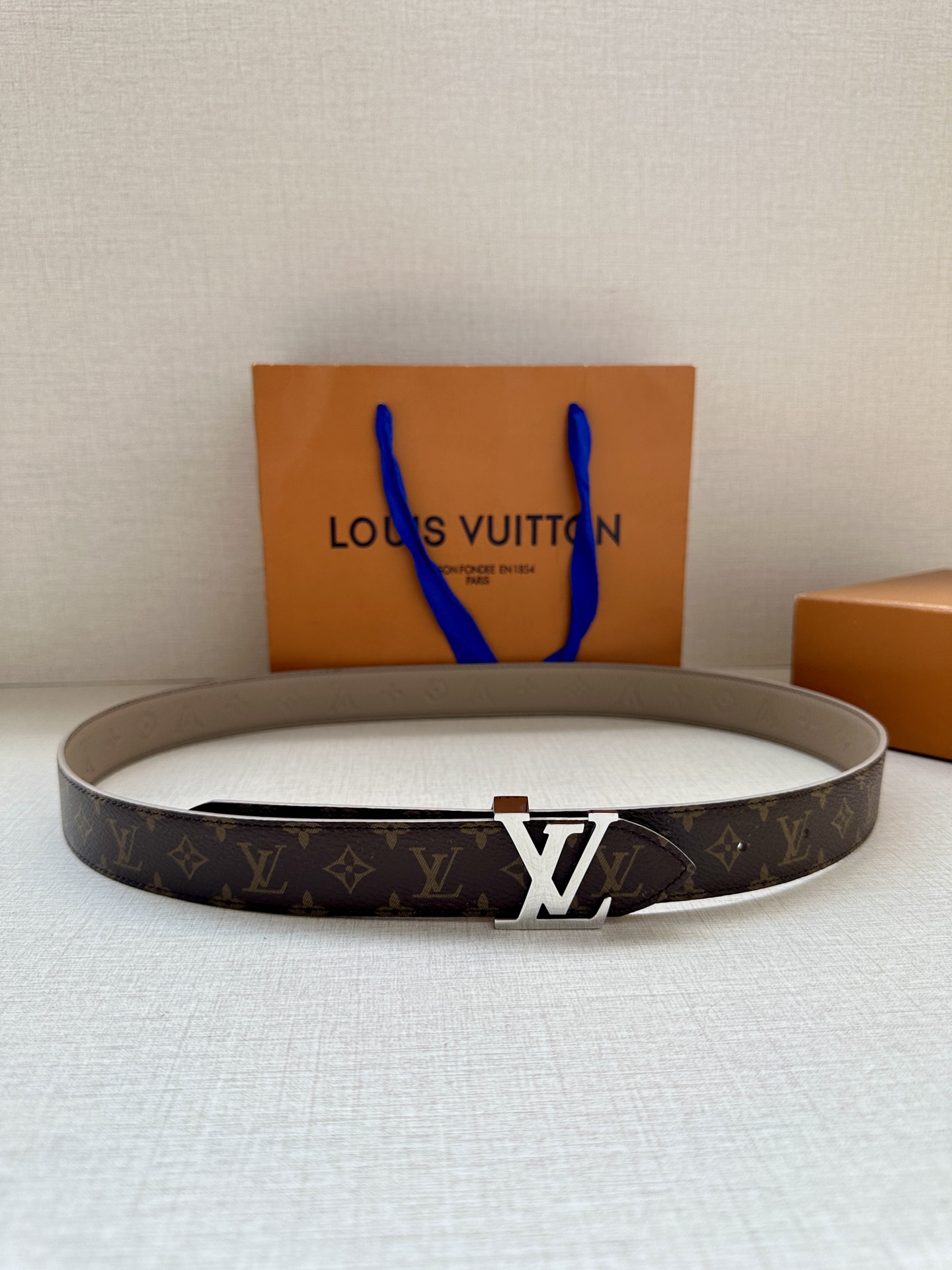  3.0宽 LV Flowergram 双面腰带选用 Monogram 帆布和 Monogram 压纹皮
