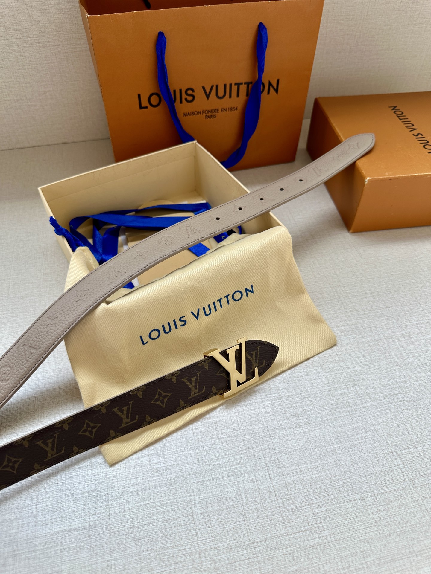  3.0宽 LV Flowergram 双面腰带选用 Monogram 帆布和 Monogram 压纹皮