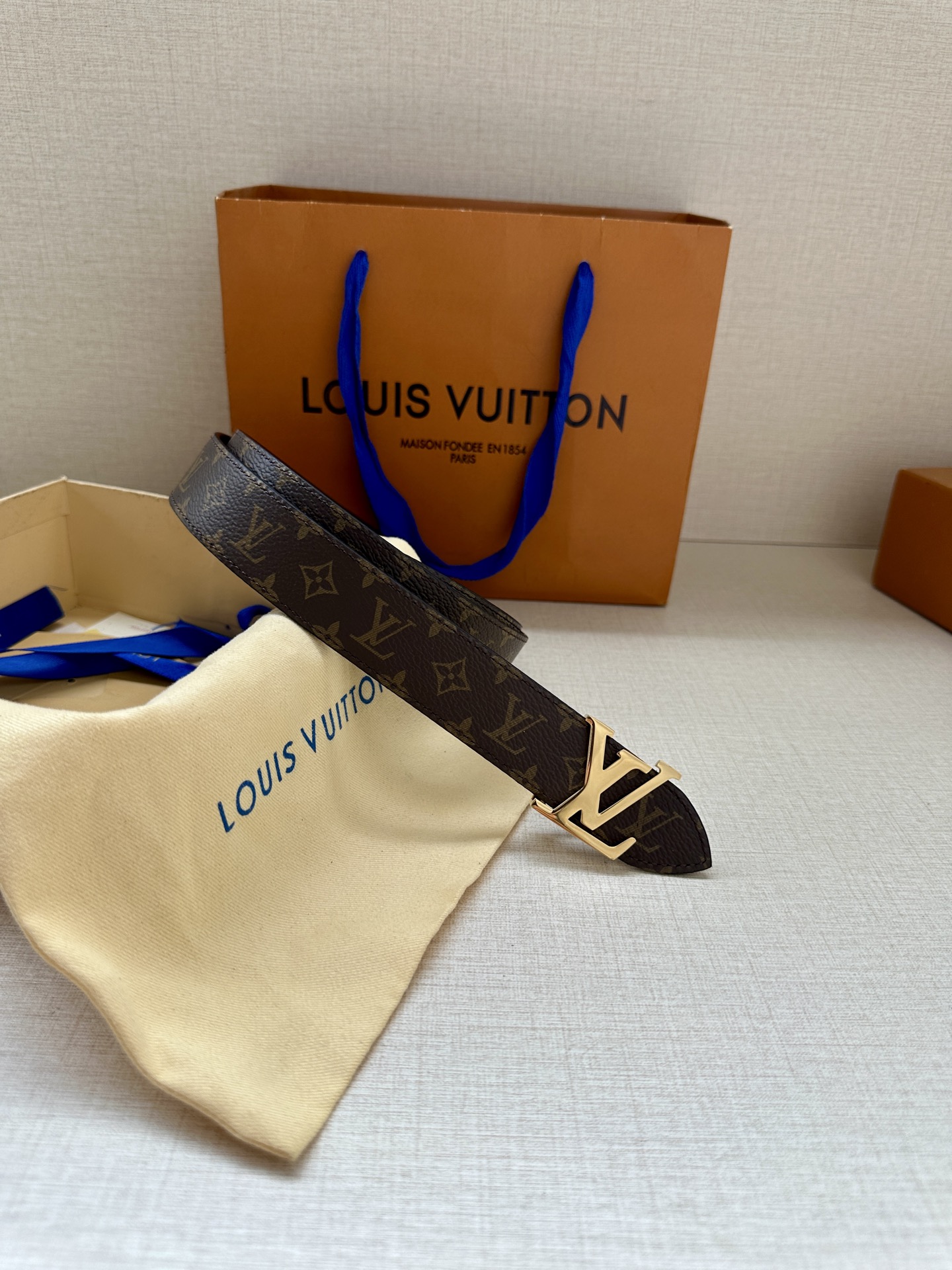  3.0宽 LV Flowergram 双面腰带选用 Monogram 帆布和 Monogram 压纹皮