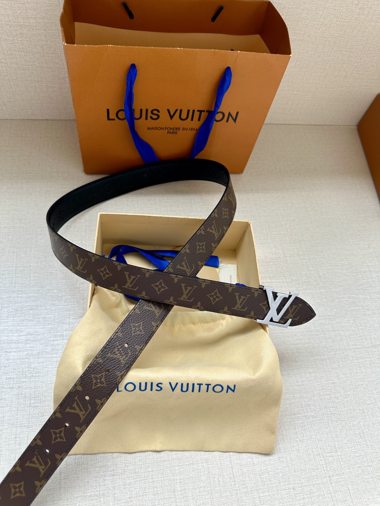  3.0宽 LV Flowergram 双面腰带选用 Monogram 帆布和 Monogram 压纹皮