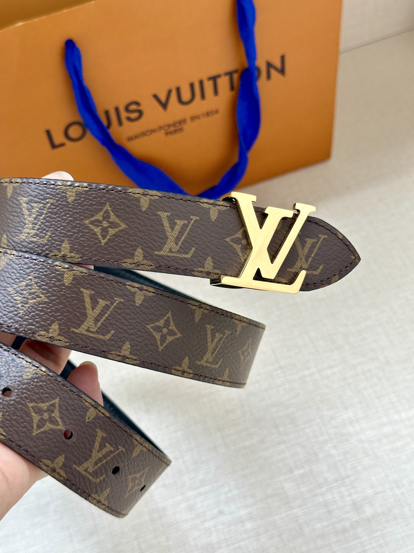  3.0宽 LV Flowergram 双面腰带选用 Monogram 帆布和 Monogram 压纹皮