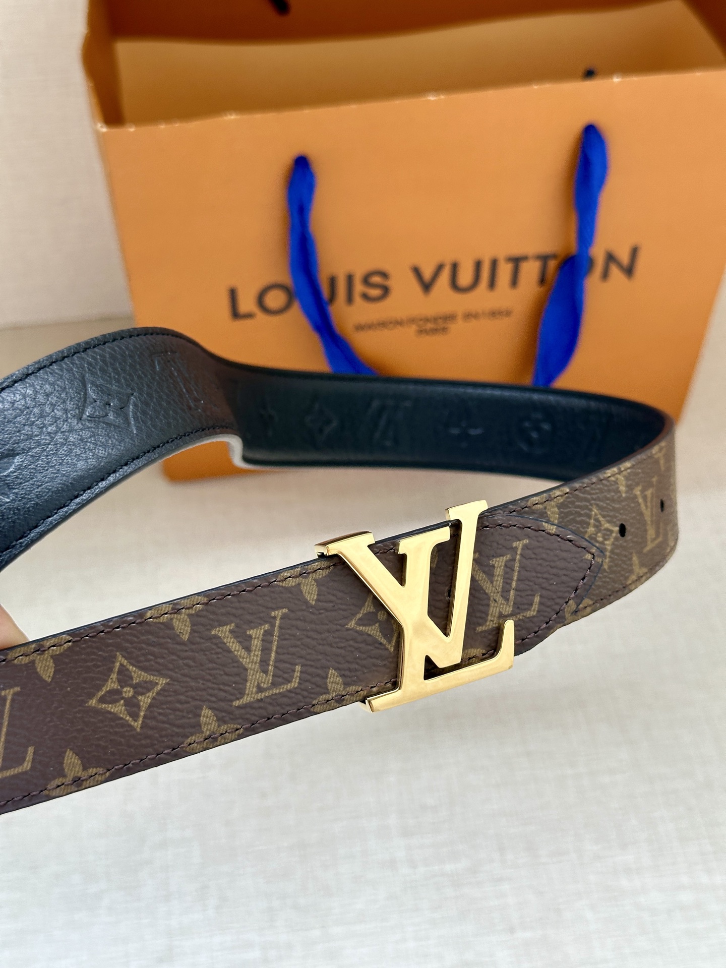  3.0宽 LV Flowergram 双面腰带选用 Monogram 帆布和 Monogram 压纹皮