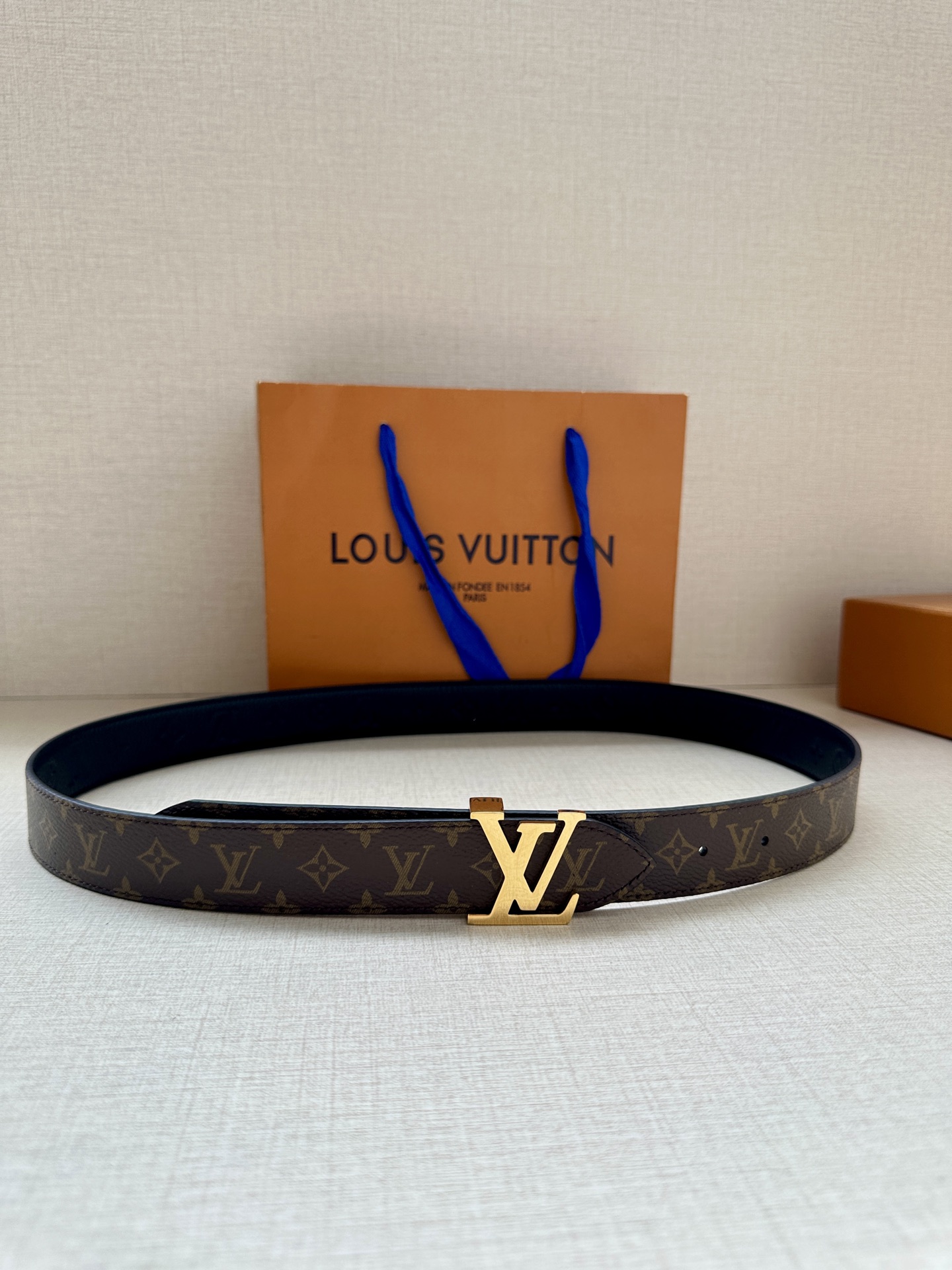  3.0宽 LV Flowergram 双面腰带选用 Monogram 帆布和 Monogram 压纹皮