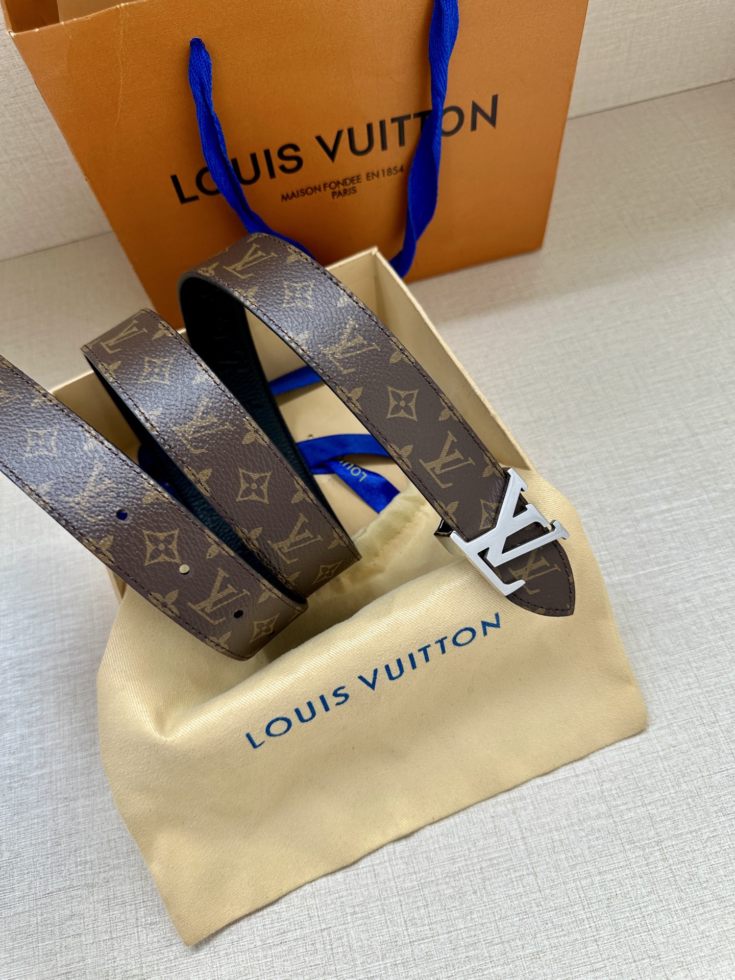  3.0宽 LV Flowergram 双面腰带选用 Monogram 帆布和 Monogram 压纹皮