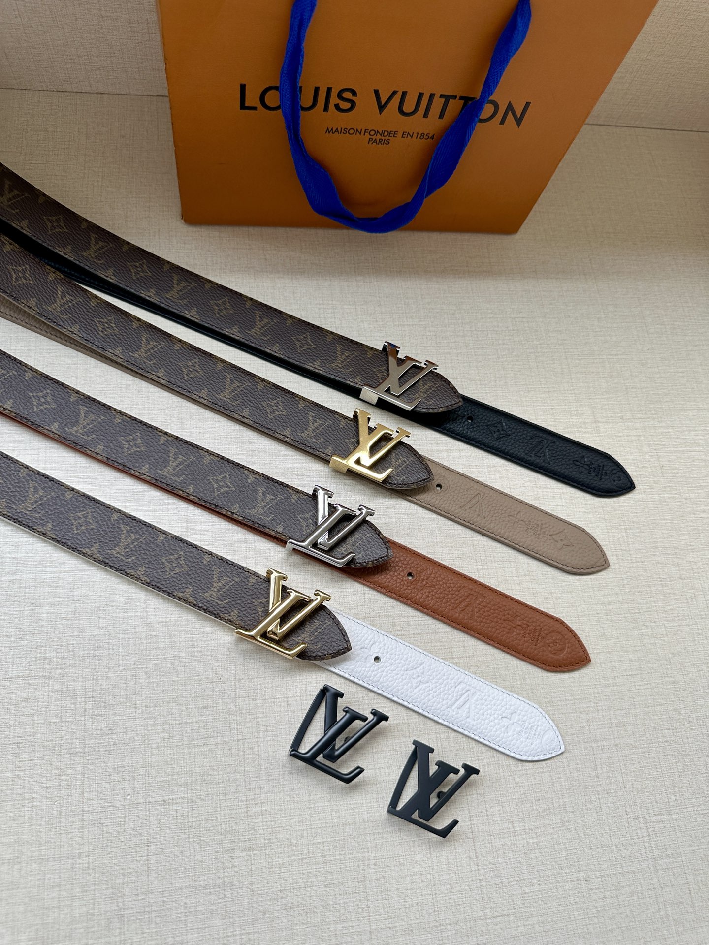  3.0宽 LV Flowergram 双面腰带选用 Monogram 帆布和 Monogram 压纹皮