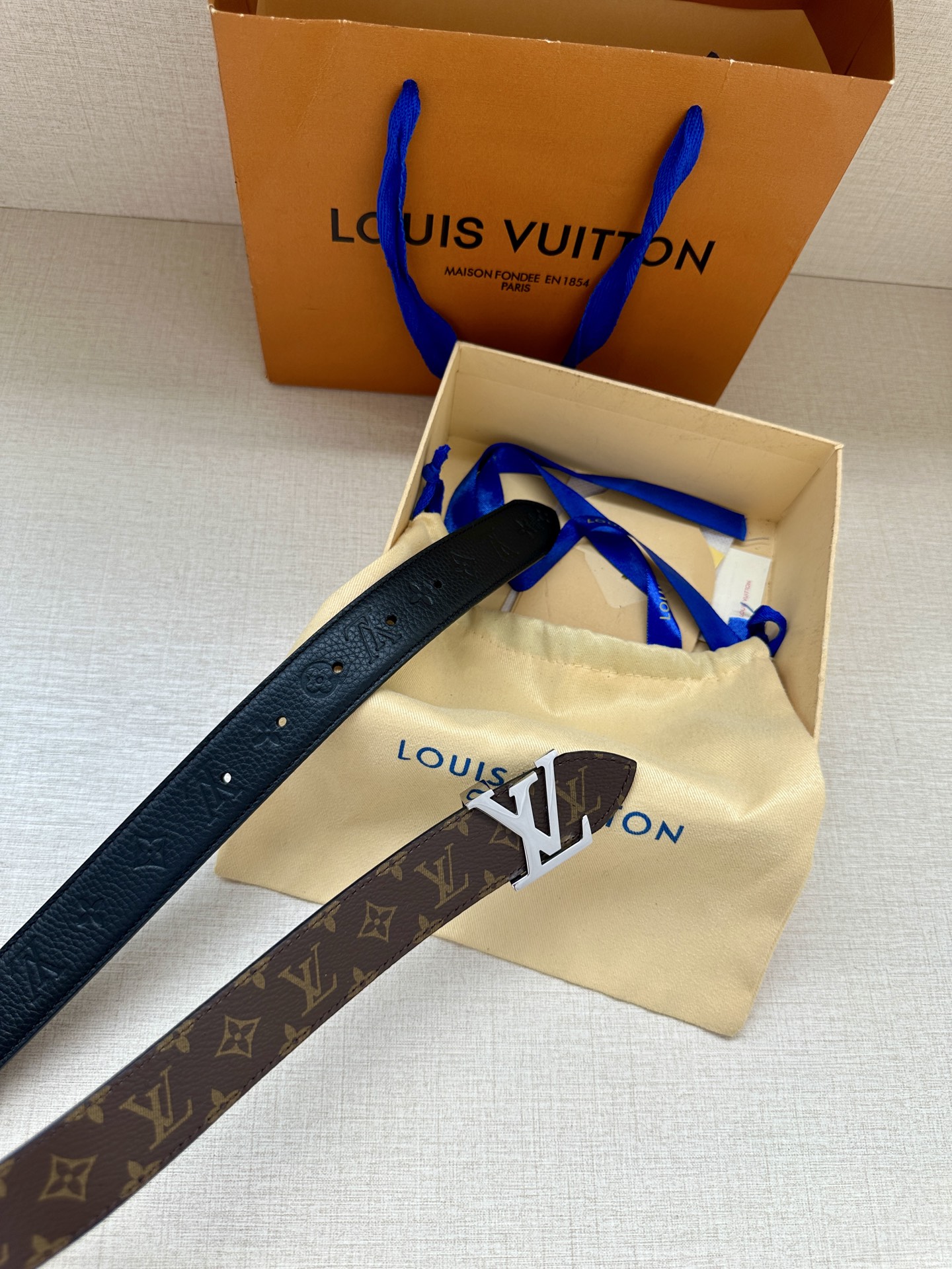  3.0宽 LV Flowergram 双面腰带选用 Monogram 帆布和 Monogram 压纹皮