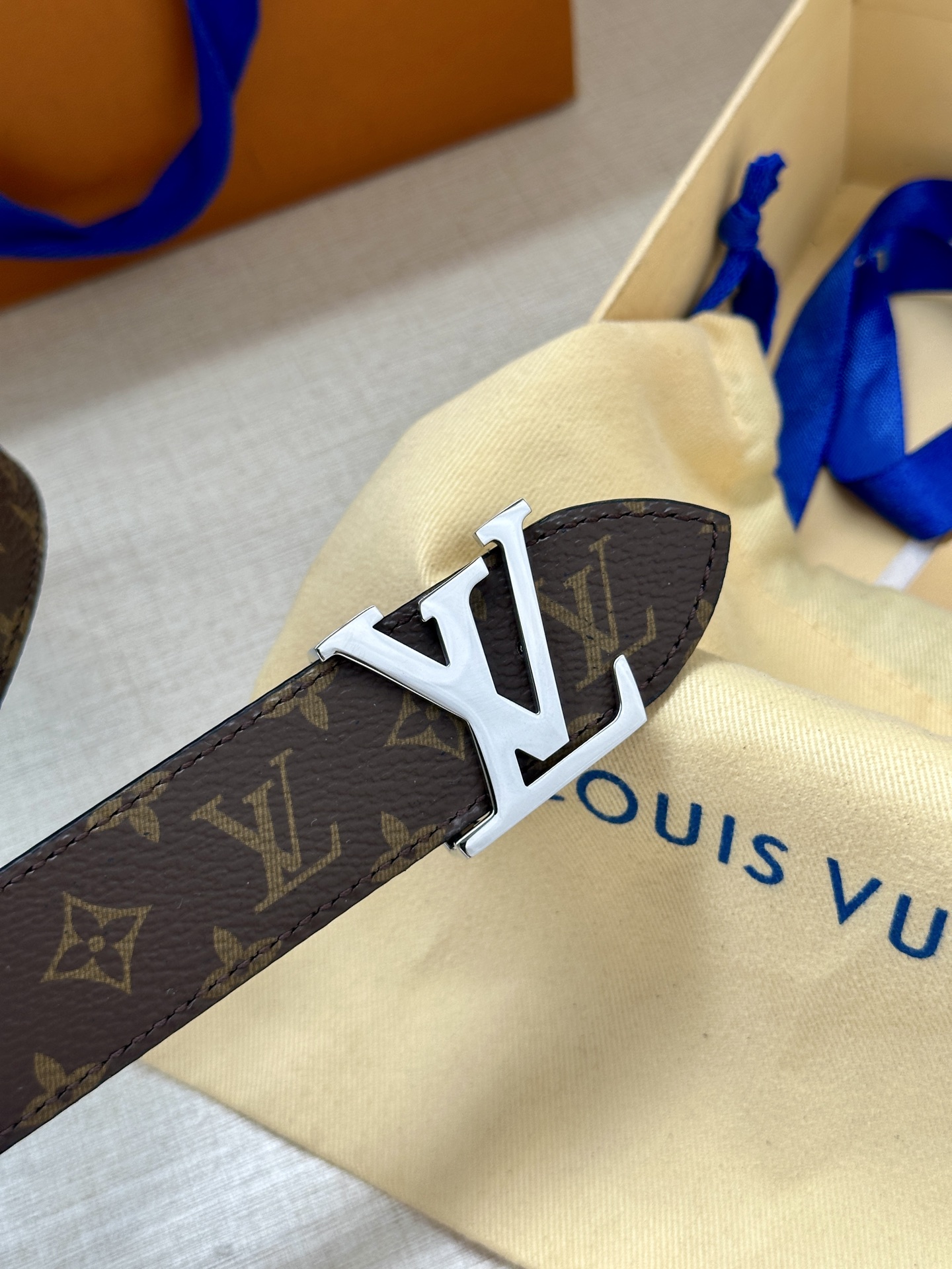  3.0宽 LV Flowergram 双面腰带选用 Monogram 帆布和 Monogram 压纹皮