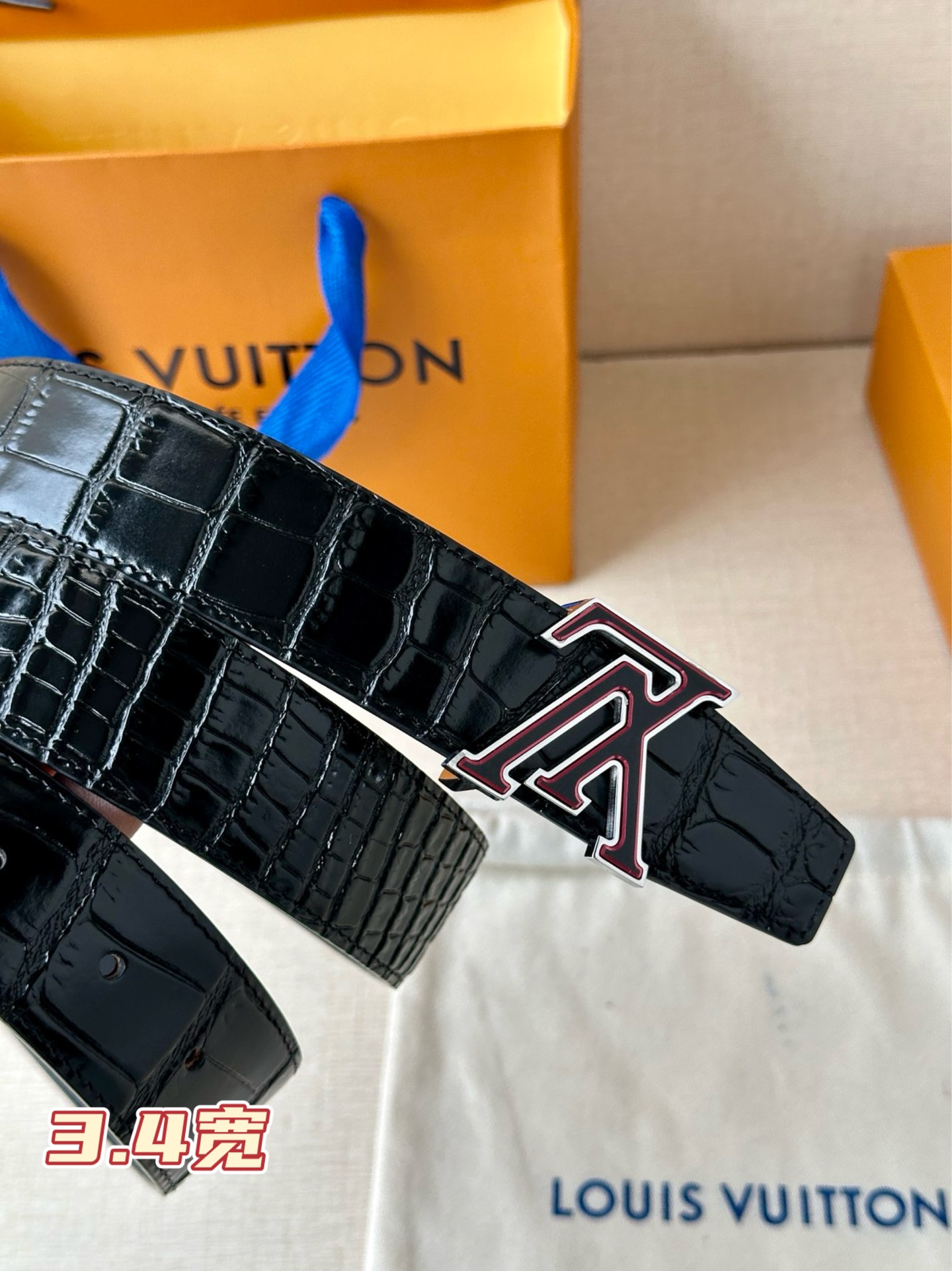  3.5宽Louis Vuitton 采用进口头层牛皮压鳄鱼肚皮搭配精致三色钢扣头.底皮原版头层牛皮宽 