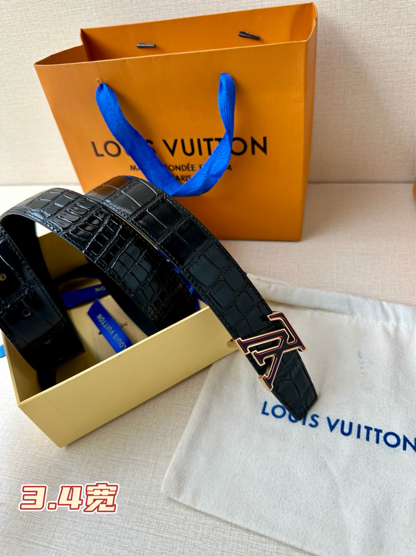  3.5宽Louis Vuitton 采用进口头层牛皮压鳄鱼肚皮搭配精致三色钢扣头.底皮原版头层牛皮宽 