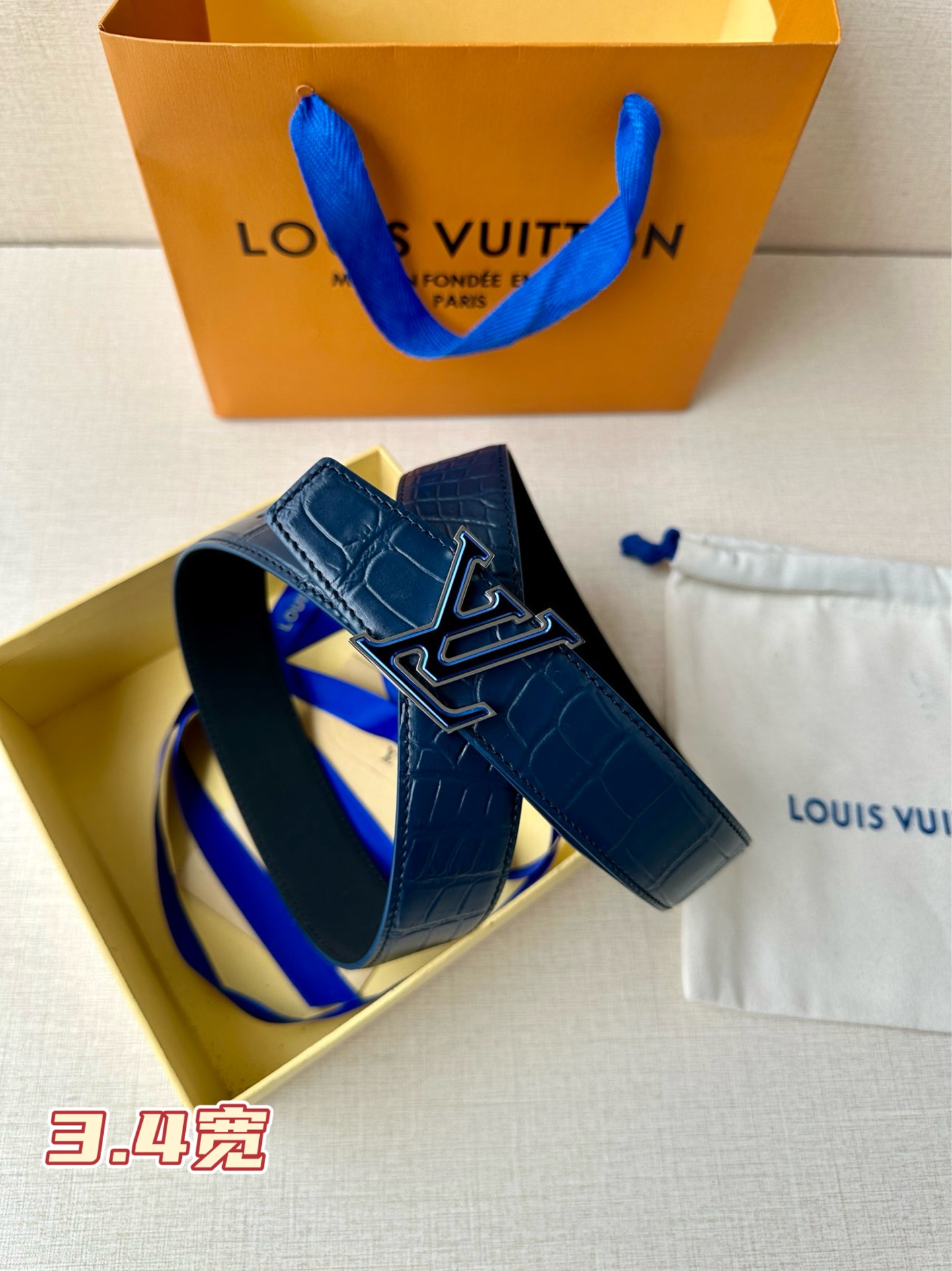  3.5宽Louis Vuitton 采用进口头层牛皮压鳄鱼肚皮搭配精致三色钢扣头.底皮原版头层牛皮宽 