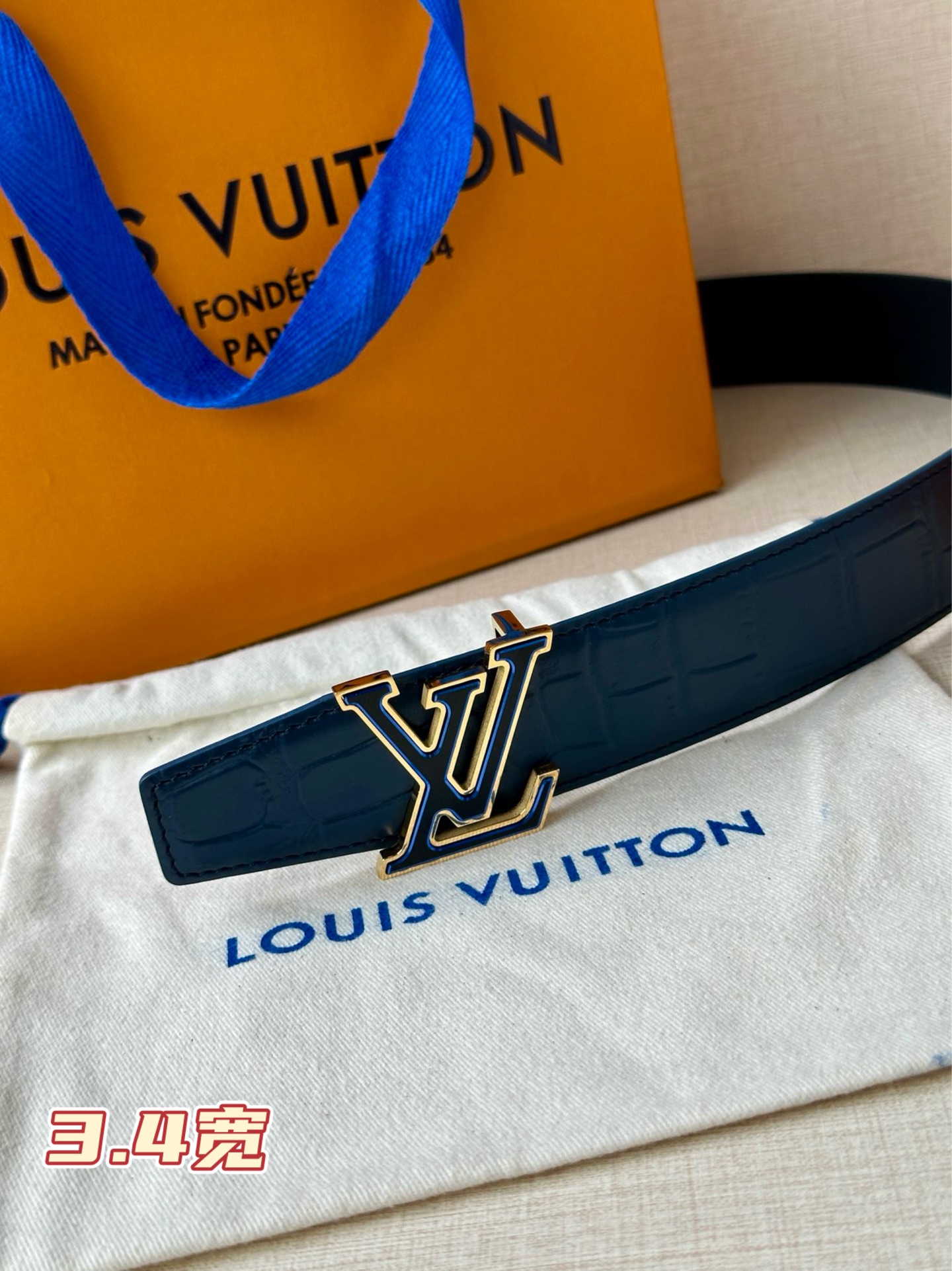  3.5宽Louis Vuitton 采用进口头层牛皮压鳄鱼肚皮搭配精致三色钢扣头.底皮原版头层牛皮宽 