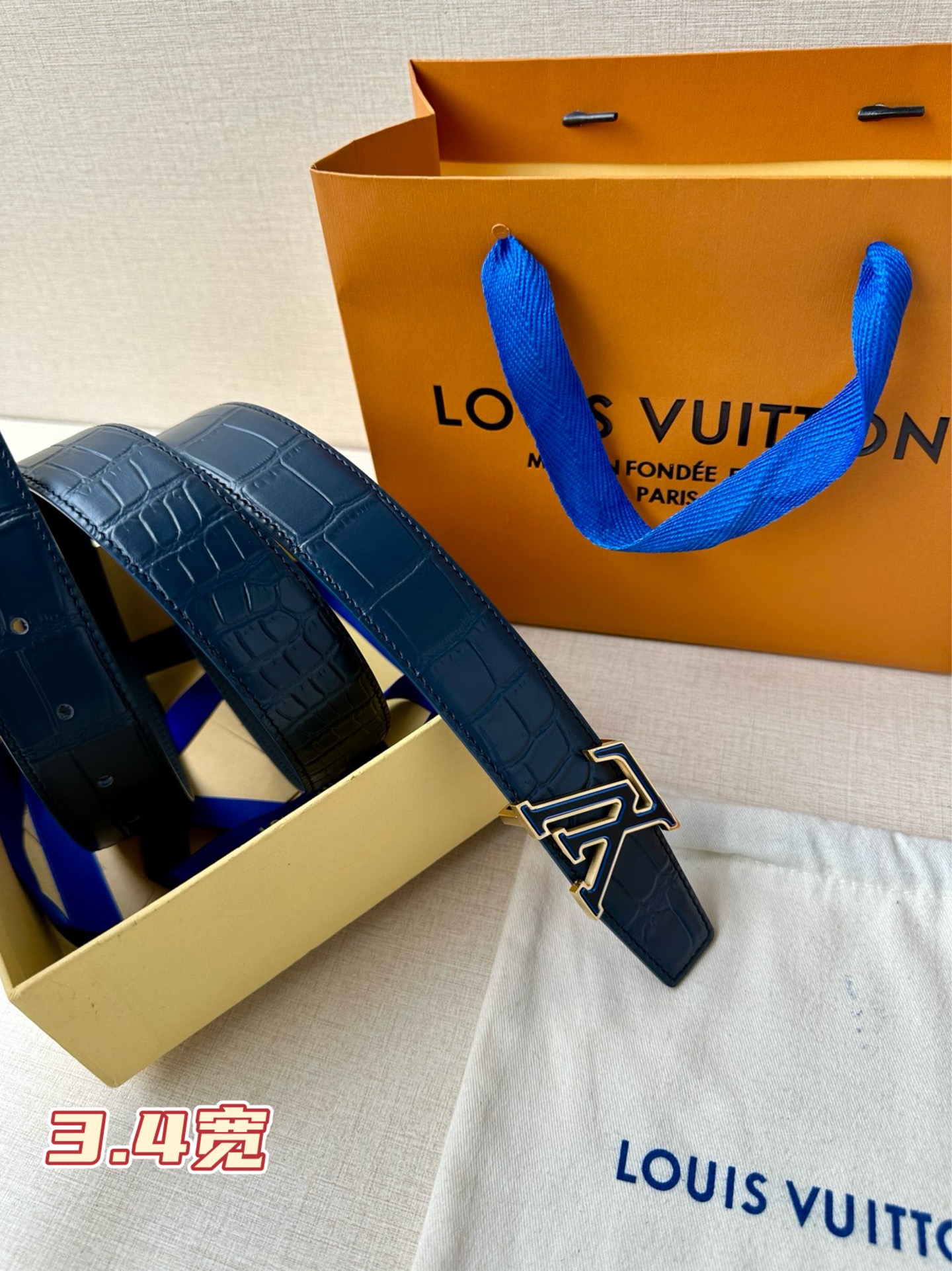  3.5宽Louis Vuitton 采用进口头层牛皮压鳄鱼肚皮搭配精致三色钢扣头.底皮原版头层牛皮宽 