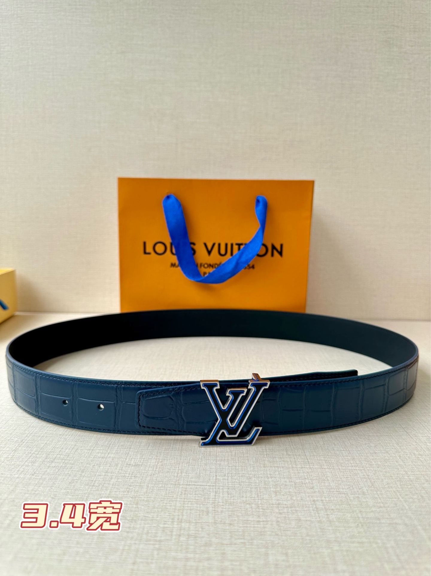  3.5宽Louis Vuitton 采用进口头层牛皮压鳄鱼肚皮搭配精致三色钢扣头.底皮原版头层牛皮宽 