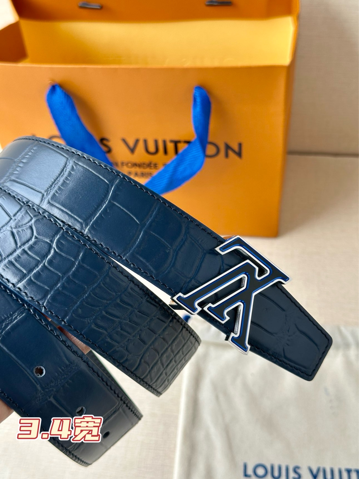 3.5宽Louis Vuitton 采用进口头层牛皮压鳄鱼肚皮搭配精致三色钢扣头.底皮原版头层牛皮宽 