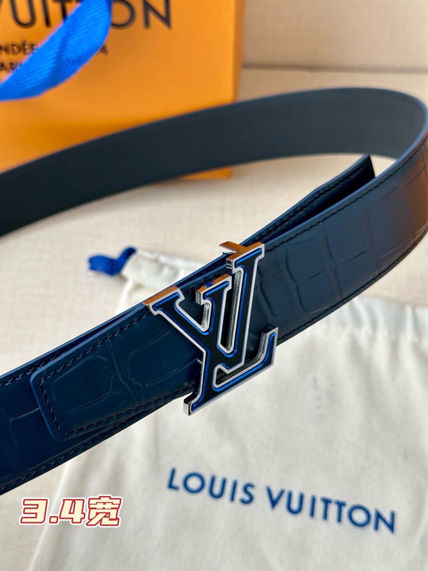  3.5宽Louis Vuitton 采用进口头层牛皮压鳄鱼肚皮搭配精致三色钢扣头.底皮原版头层牛皮宽 