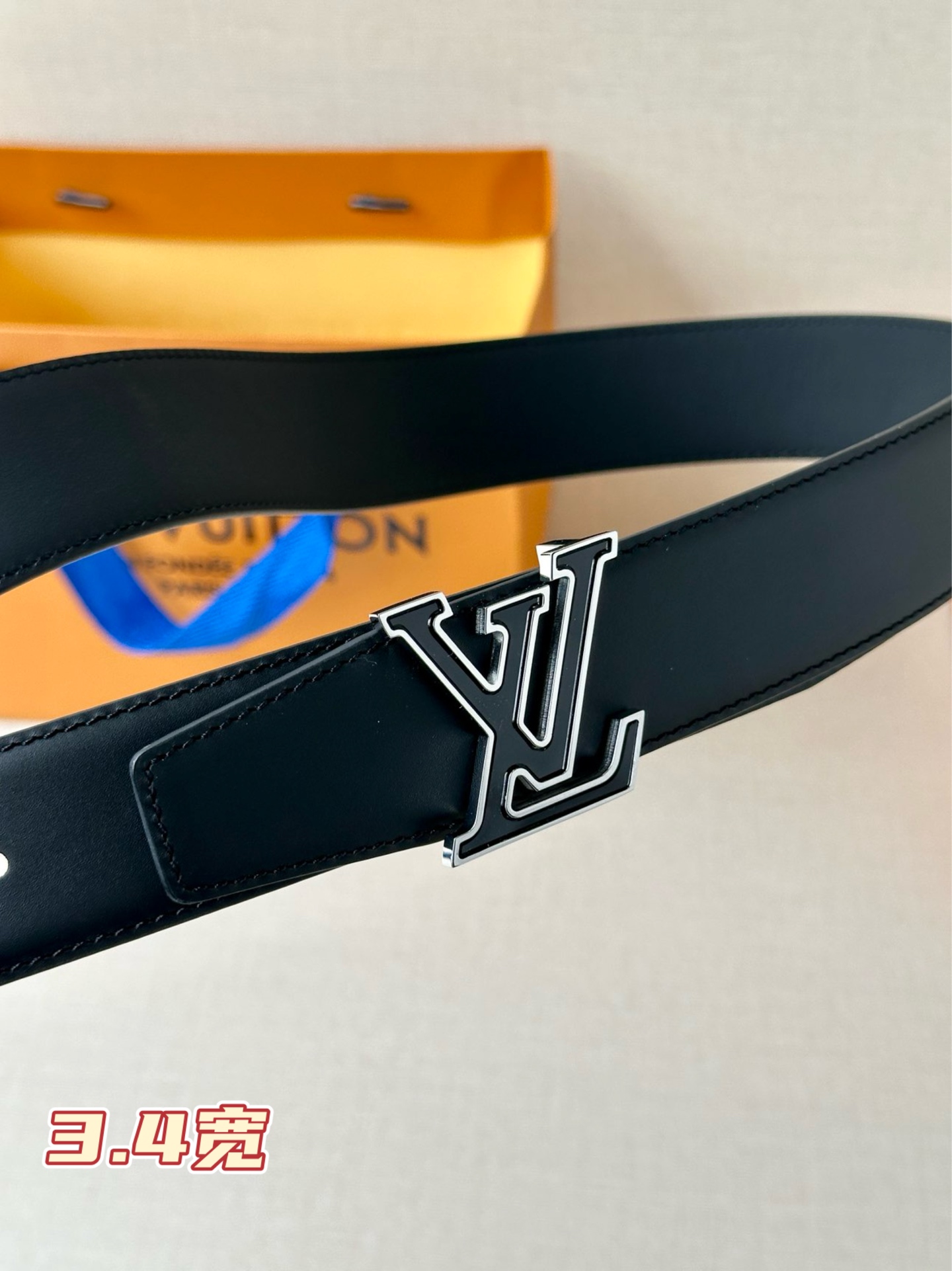  3.4宽 LV Aerogram单面荔枝纹腰带令 LV 新款Aerogram 搭扣占据中央，一面契合搭