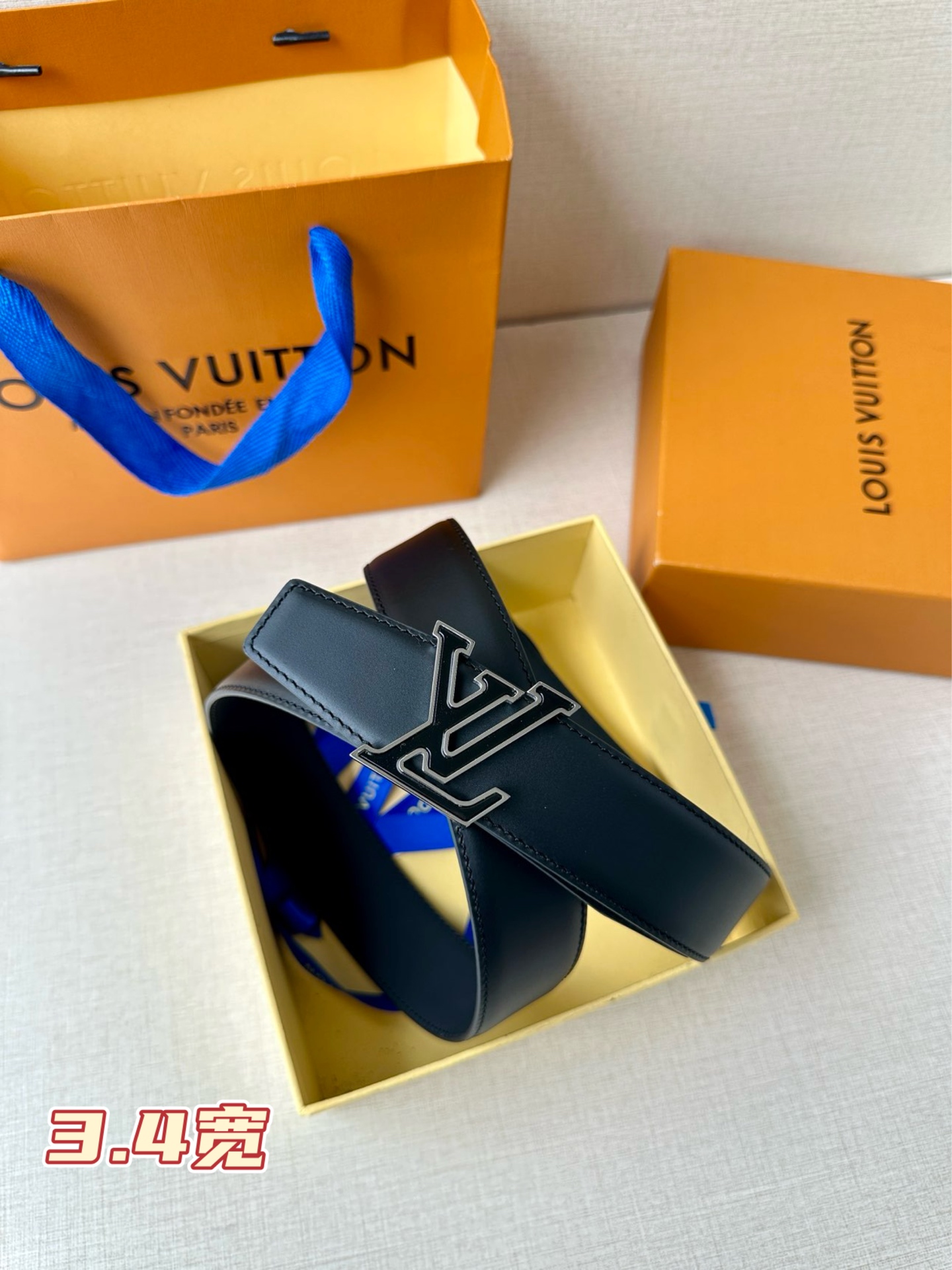  3.4宽 LV Aerogram单面荔枝纹腰带令 LV 新款Aerogram 搭扣占据中央，一面契合搭
