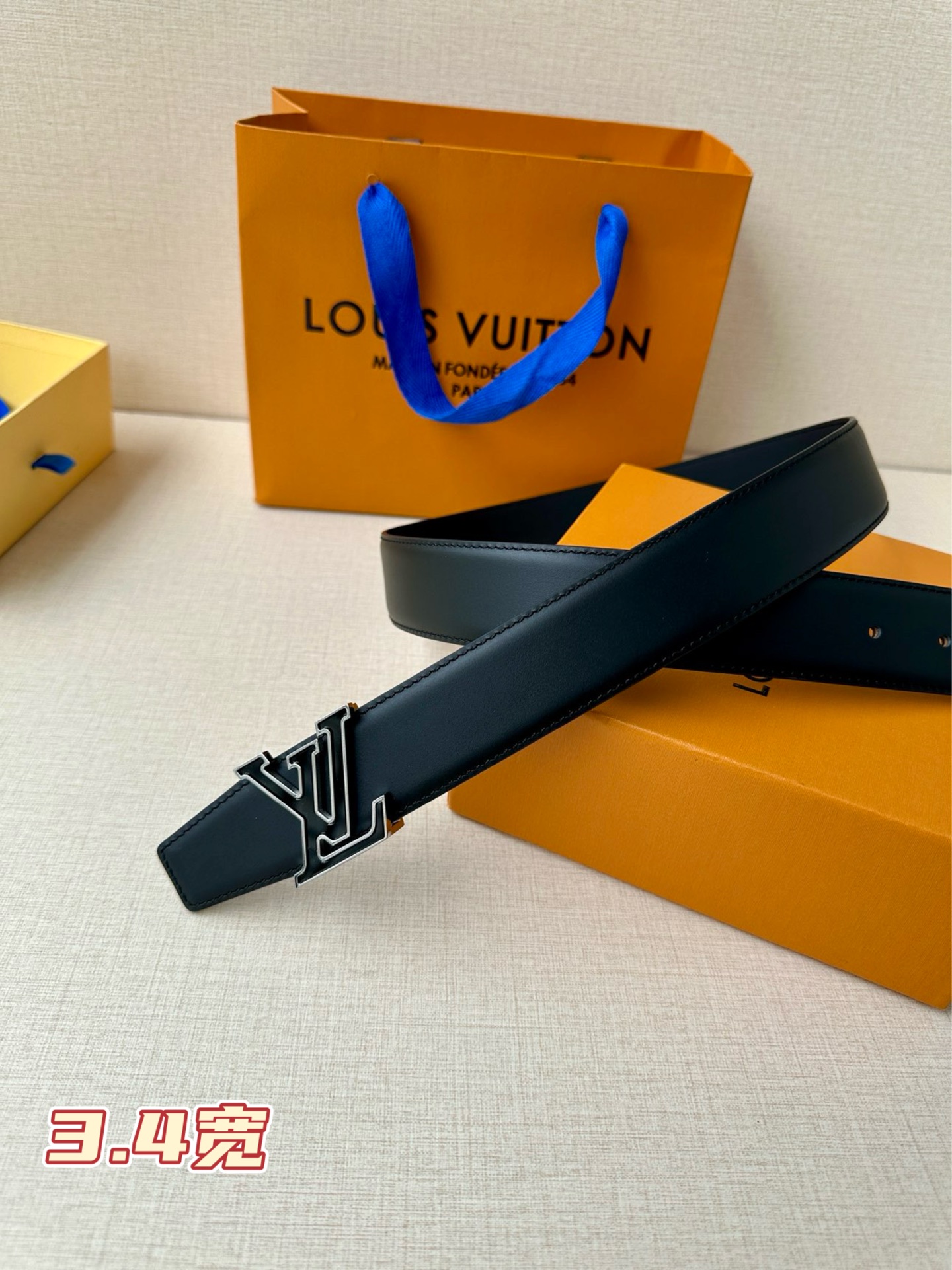  3.4宽 LV Aerogram单面荔枝纹腰带令 LV 新款Aerogram 搭扣占据中央，一面契合搭