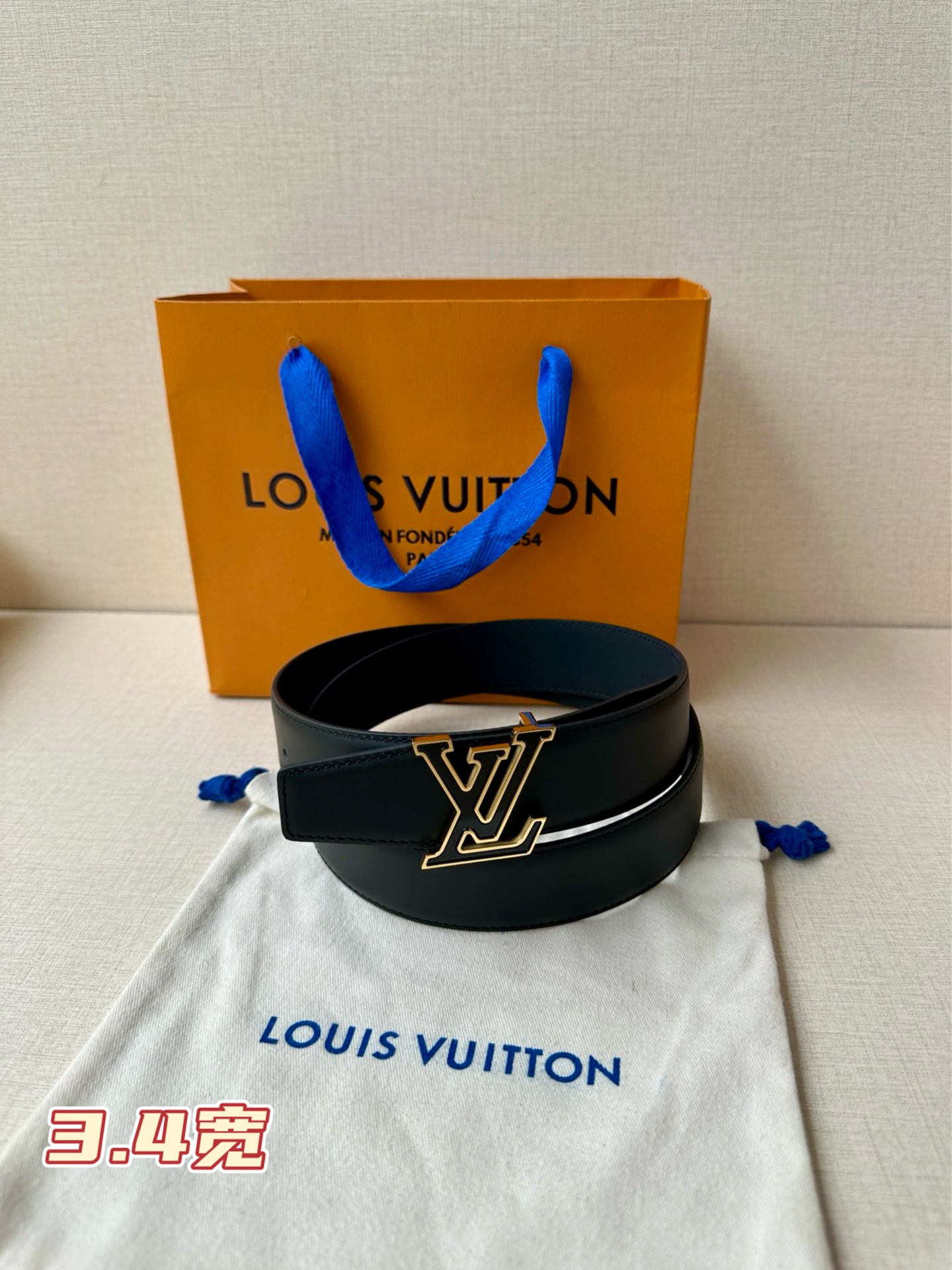  3.4宽 LV Aerogram单面荔枝纹腰带令 LV 新款Aerogram 搭扣占据中央，一面契合搭