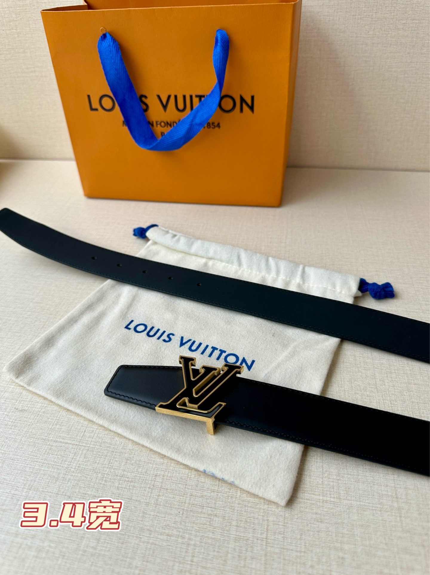  3.4宽 LV Aerogram单面荔枝纹腰带令 LV 新款Aerogram 搭扣占据中央，一面契合搭