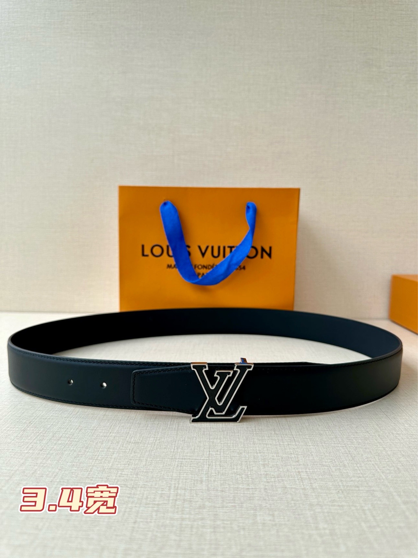  3.4宽 LV Aerogram单面荔枝纹腰带令 LV 新款Aerogram 搭扣占据中央，一面契合搭