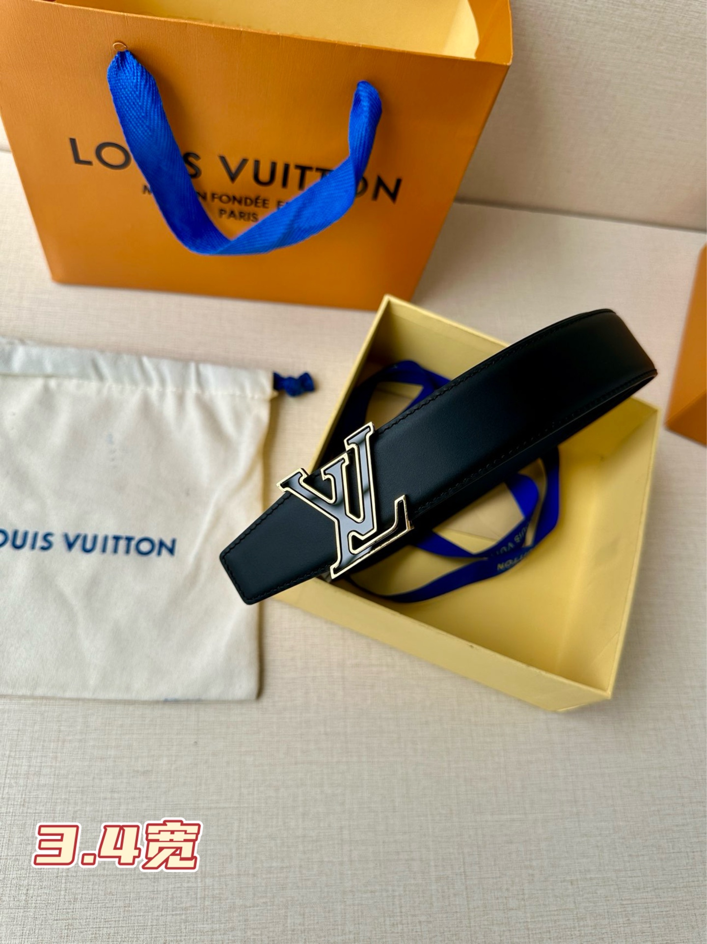  3.4宽 LV Aerogram单面荔枝纹腰带令 LV 新款Aerogram 搭扣占据中央，一面契合搭