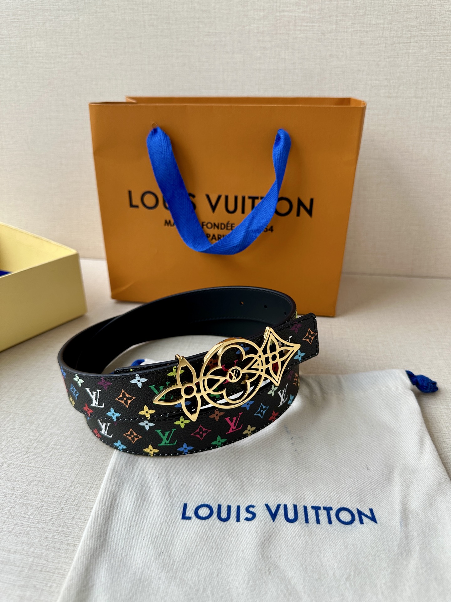    3.0宽 LV 双面腰带取材缝线皮革和 小黑花 小白花帆布 新款珐琅搭扣映衬榄尖形腰带末端，为纤细