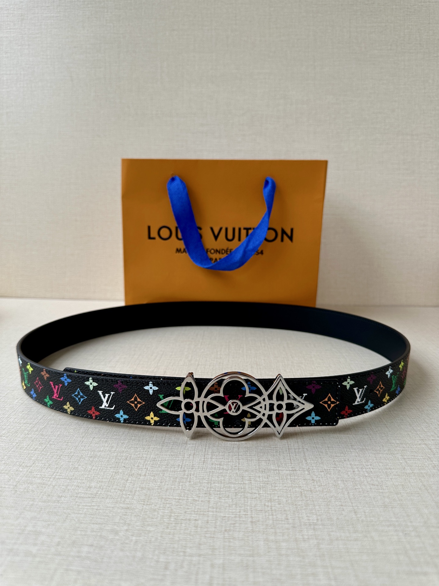    3.0宽 LV 双面腰带取材缝线皮革和 小黑花 小白花帆布 新款珐琅搭扣映衬榄尖形腰带末端，为纤细