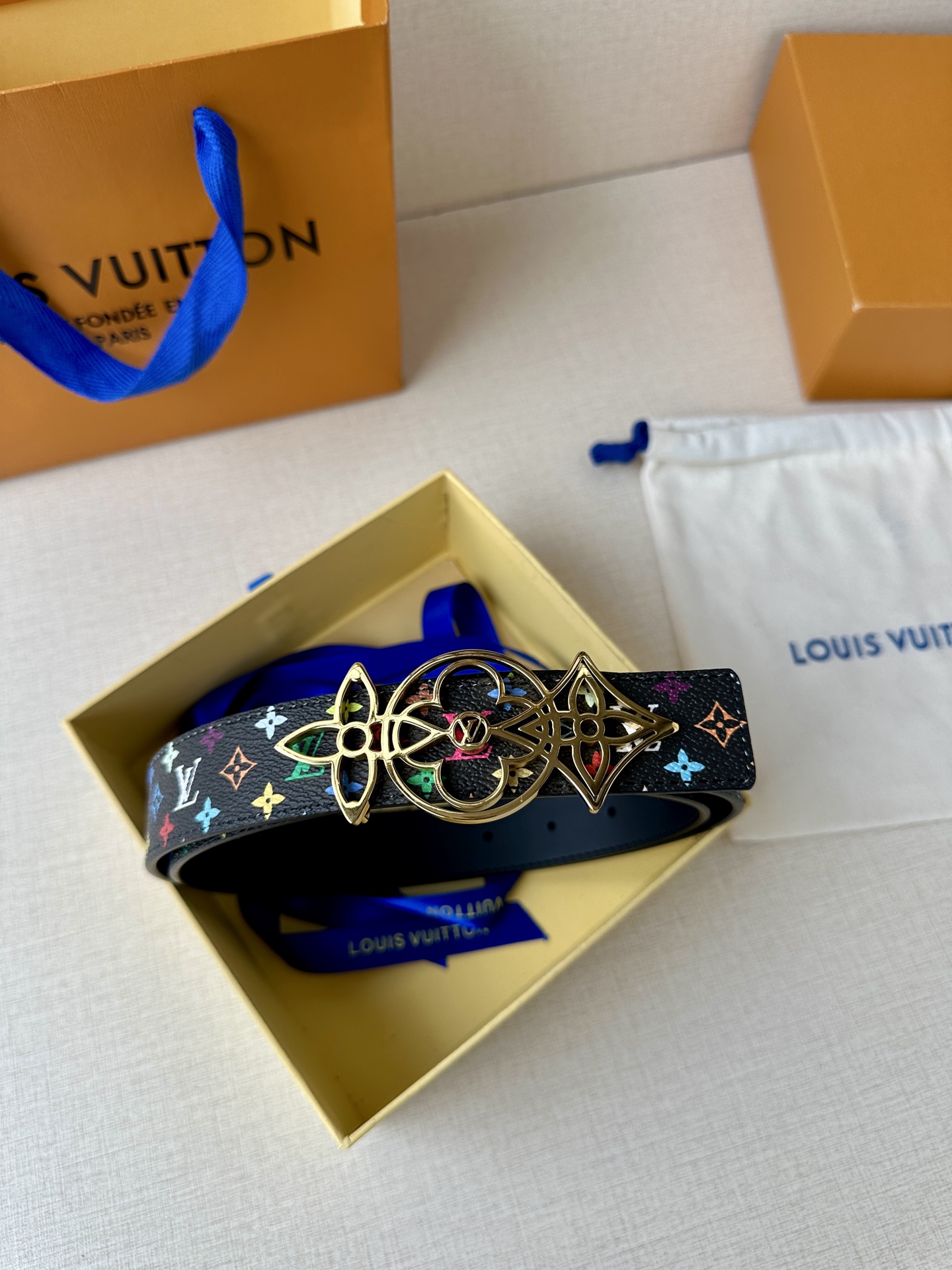    3.0宽 LV 双面腰带取材缝线皮革和 小黑花 小白花帆布 新款珐琅搭扣映衬榄尖形腰带末端，为纤细
