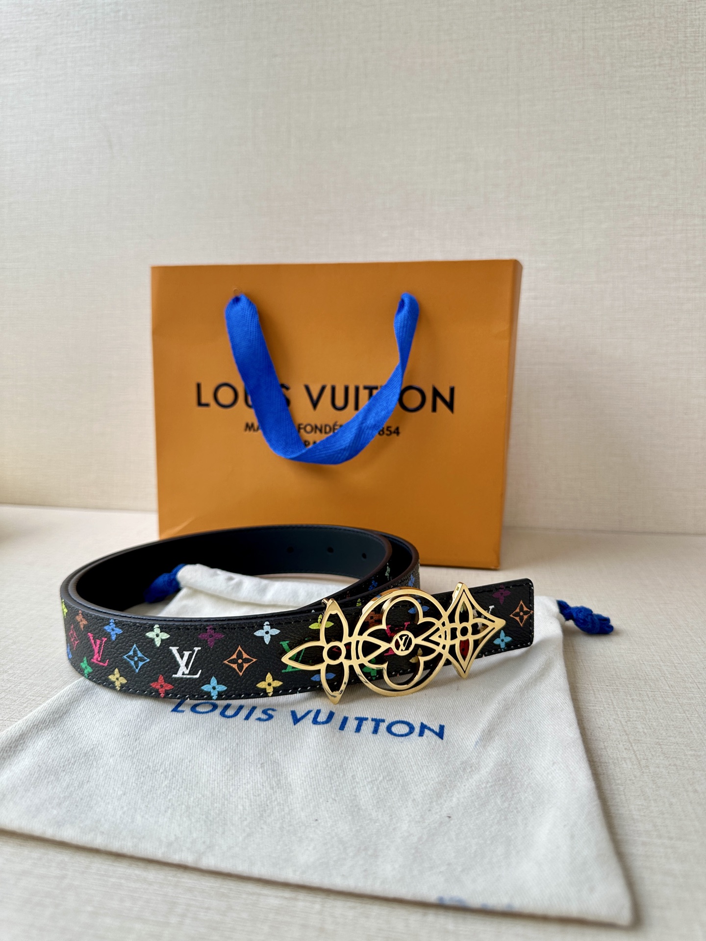    3.0宽 LV 双面腰带取材缝线皮革和 小黑花 小白花帆布 新款珐琅搭扣映衬榄尖形腰带末端，为纤细