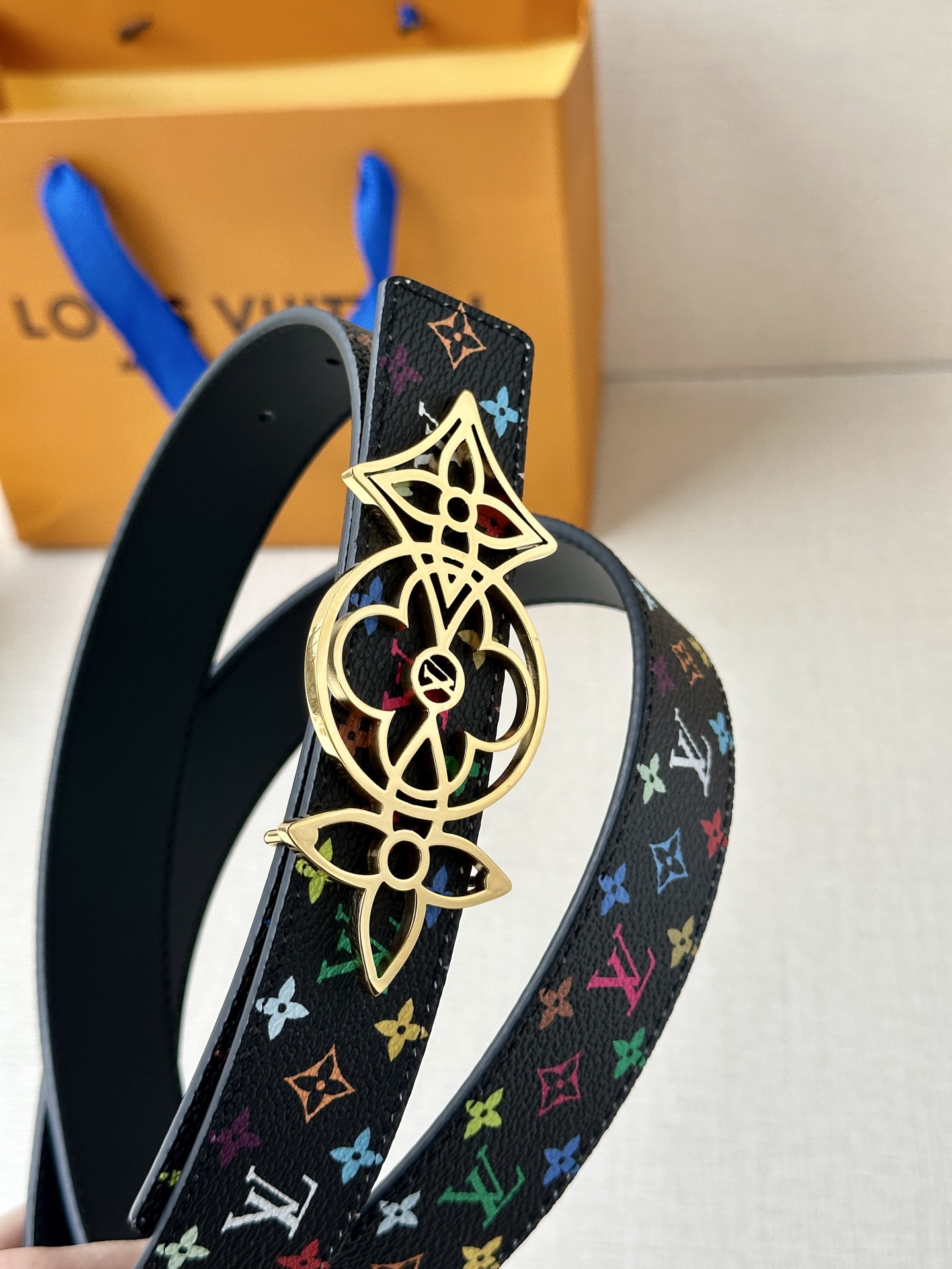    3.0宽 LV 双面腰带取材缝线皮革和 小黑花 小白花帆布 新款珐琅搭扣映衬榄尖形腰带末端，为纤细