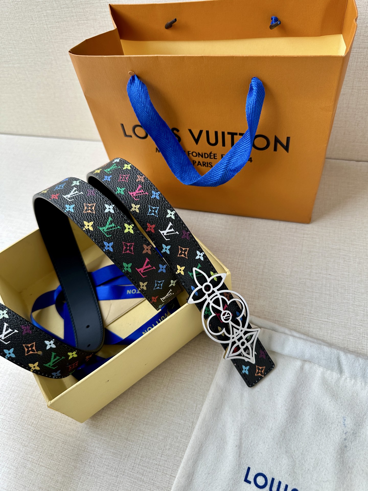    3.0宽 LV 双面腰带取材缝线皮革和 小黑花 小白花帆布 新款珐琅搭扣映衬榄尖形腰带末端，为纤细