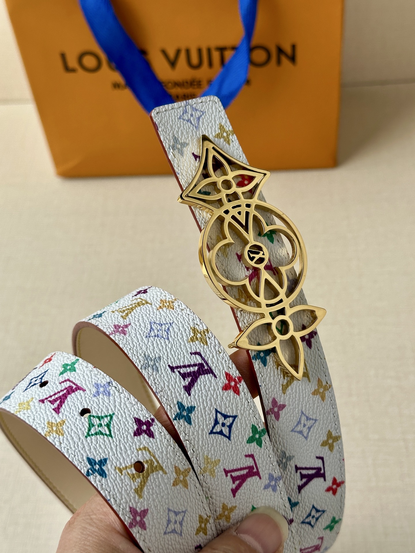    3.0宽 LV 双面腰带取材缝线皮革和 小黑花 小白花帆布 新款珐琅搭扣映衬榄尖形腰带末端，为纤细