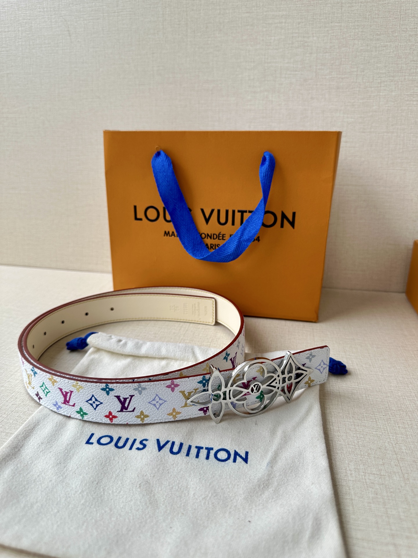    3.0宽 LV 双面腰带取材缝线皮革和 小黑花 小白花帆布 新款珐琅搭扣映衬榄尖形腰带末端，为纤细
