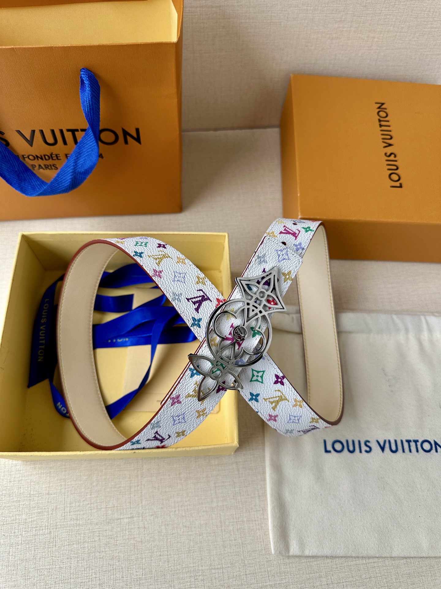    3.0宽 LV 双面腰带取材缝线皮革和 小黑花 小白花帆布 新款珐琅搭扣映衬榄尖形腰带末端，为纤细